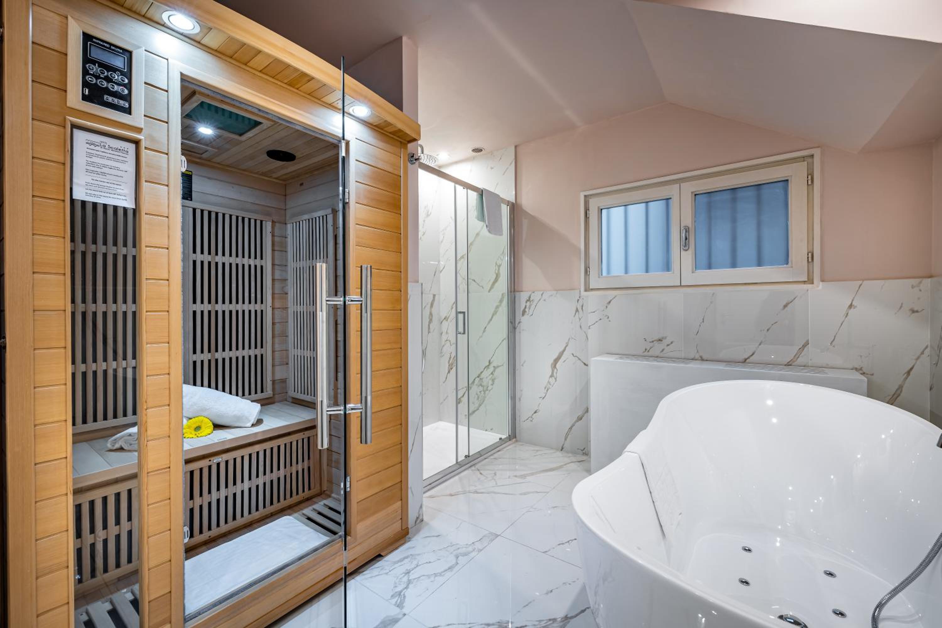 Suite with Sauna thumbnail 6