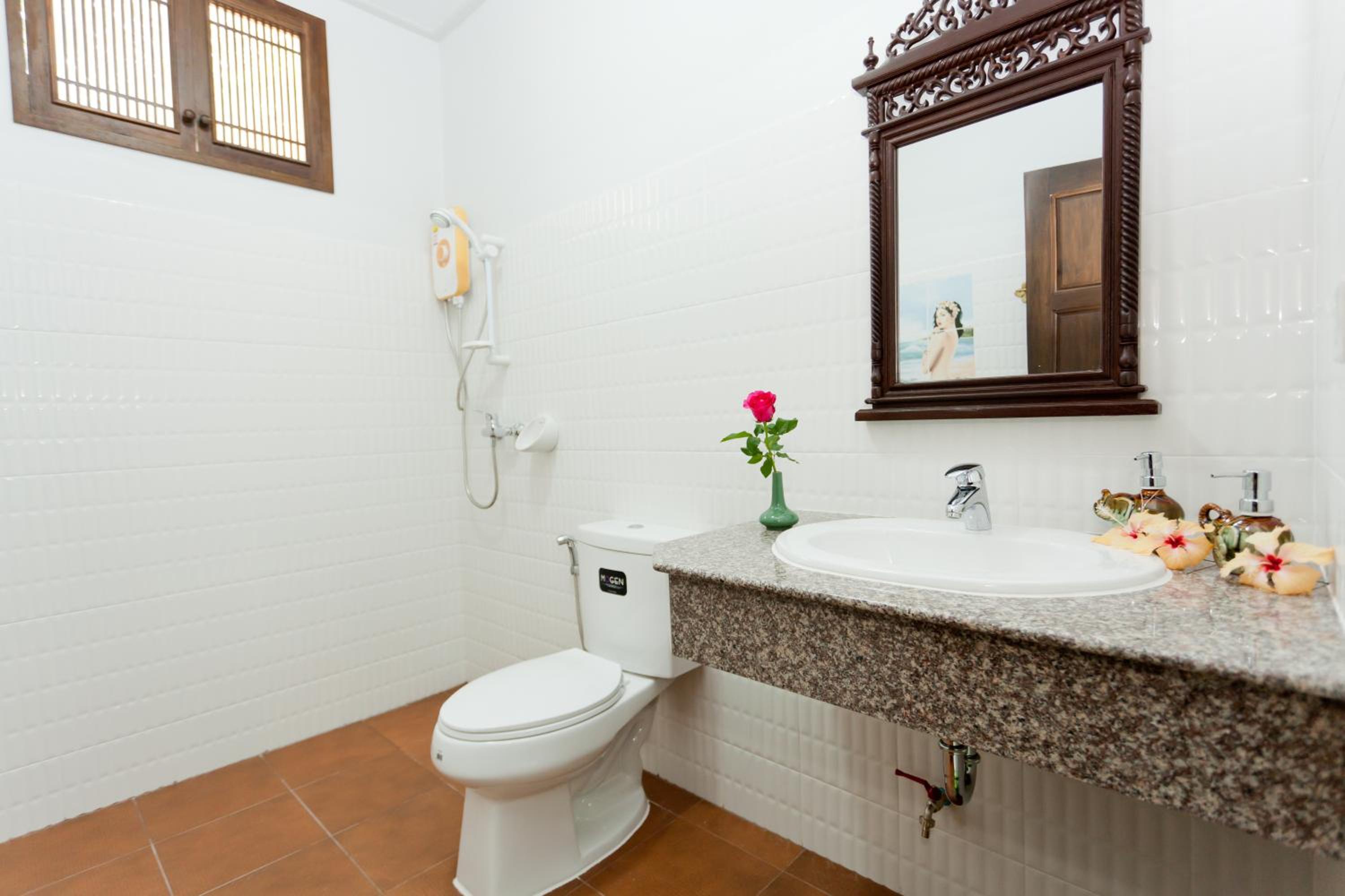 Bungalow with Garden View - Photo 4