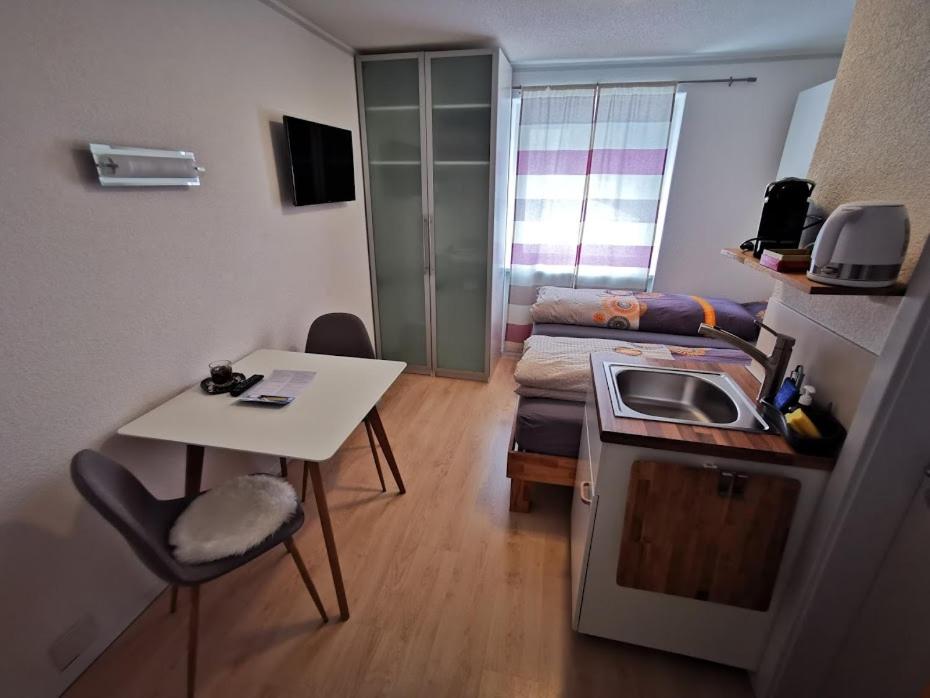 Twin Room with Kitchenette - Photo 10