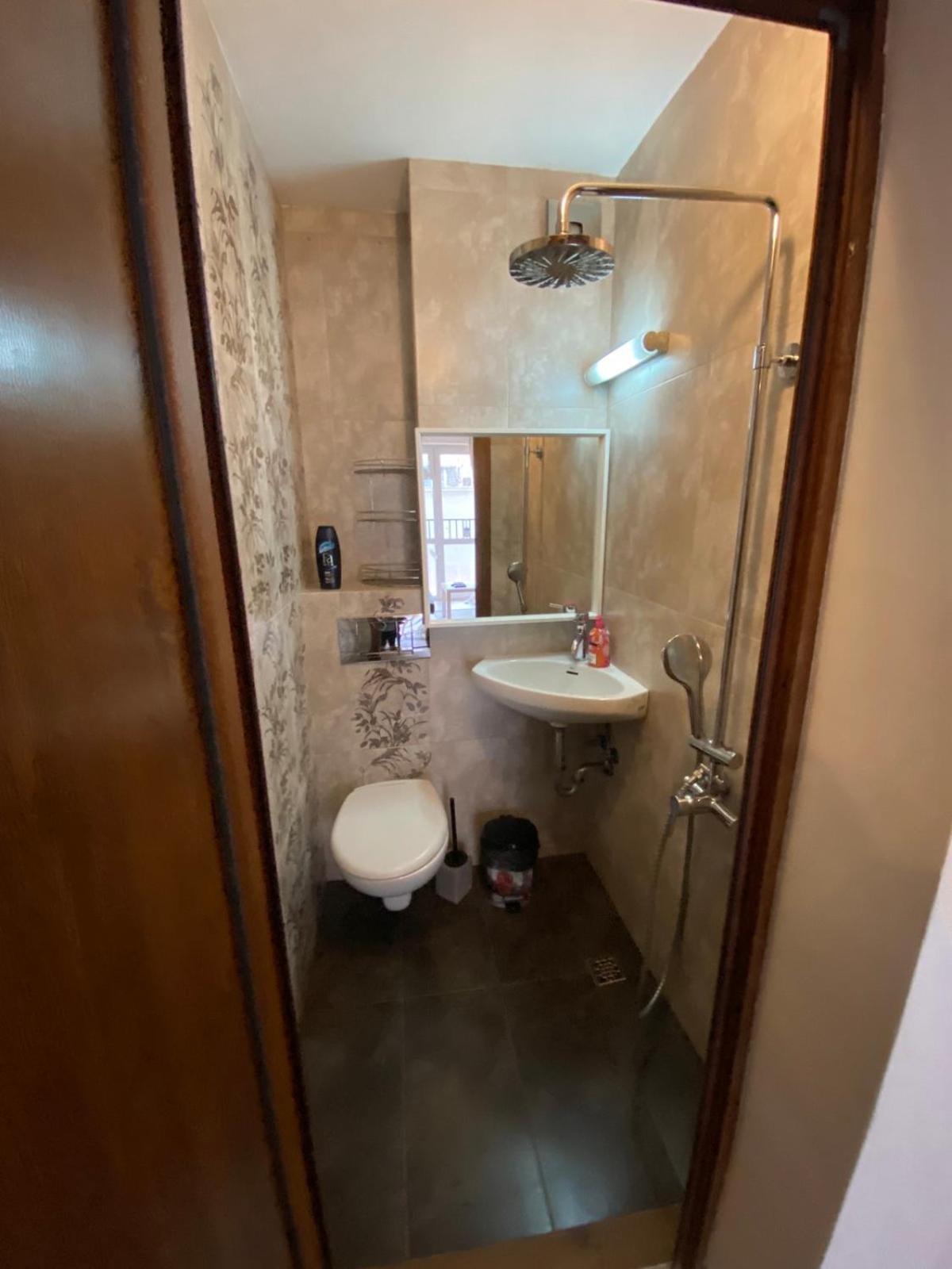 One-Bedroom Apartment - Photo 2