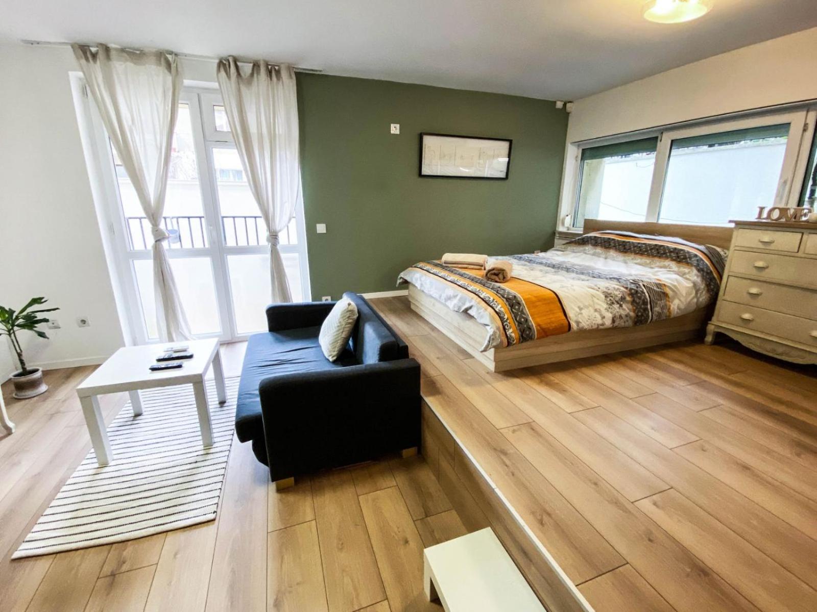 One-Bedroom Apartment - Photo 3