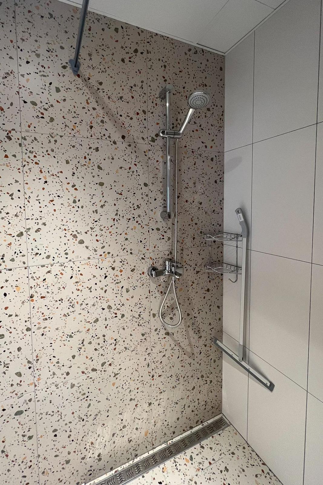 Apartment with Shower - Photo 7
