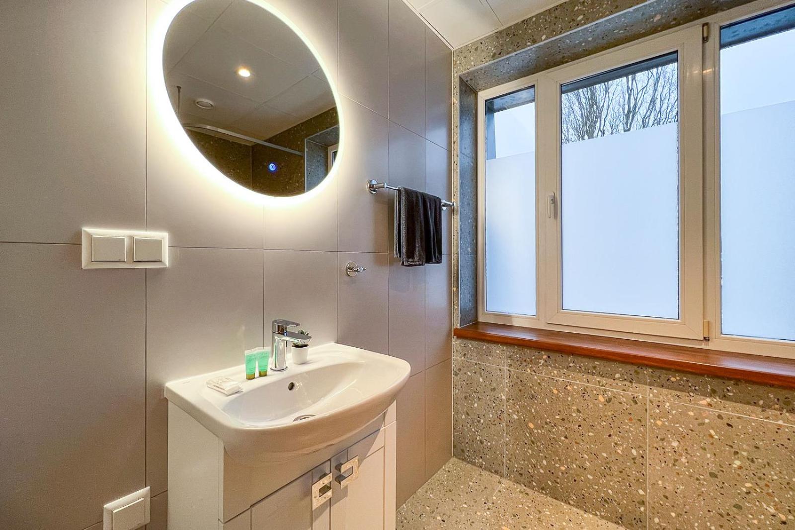 Apartment with Shower - Photo 6