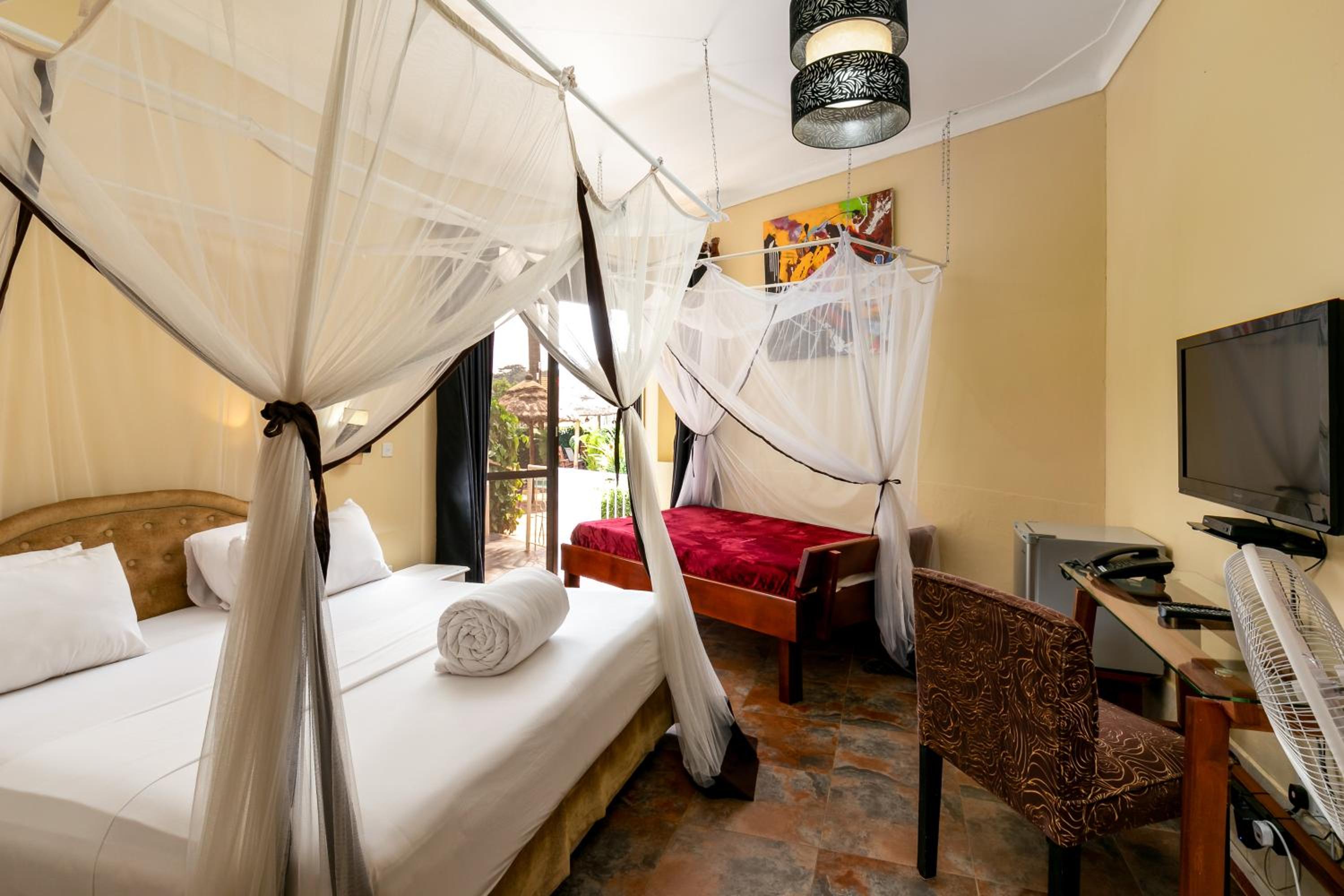 Deluxe Double or Twin Room with Pool View photo 2