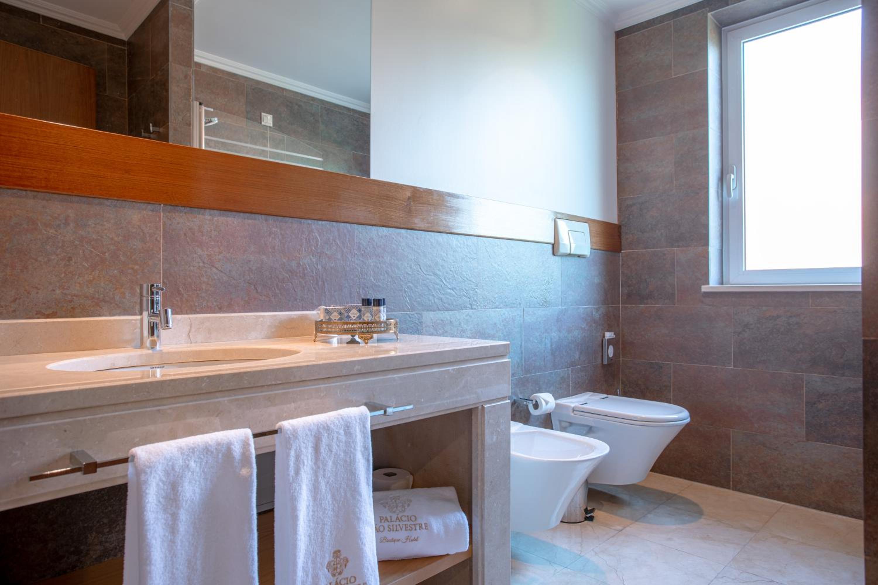 Premium Suite - Photo 2