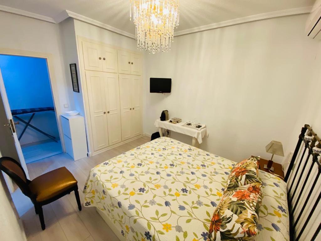 Double or Twin Room - Photo 5