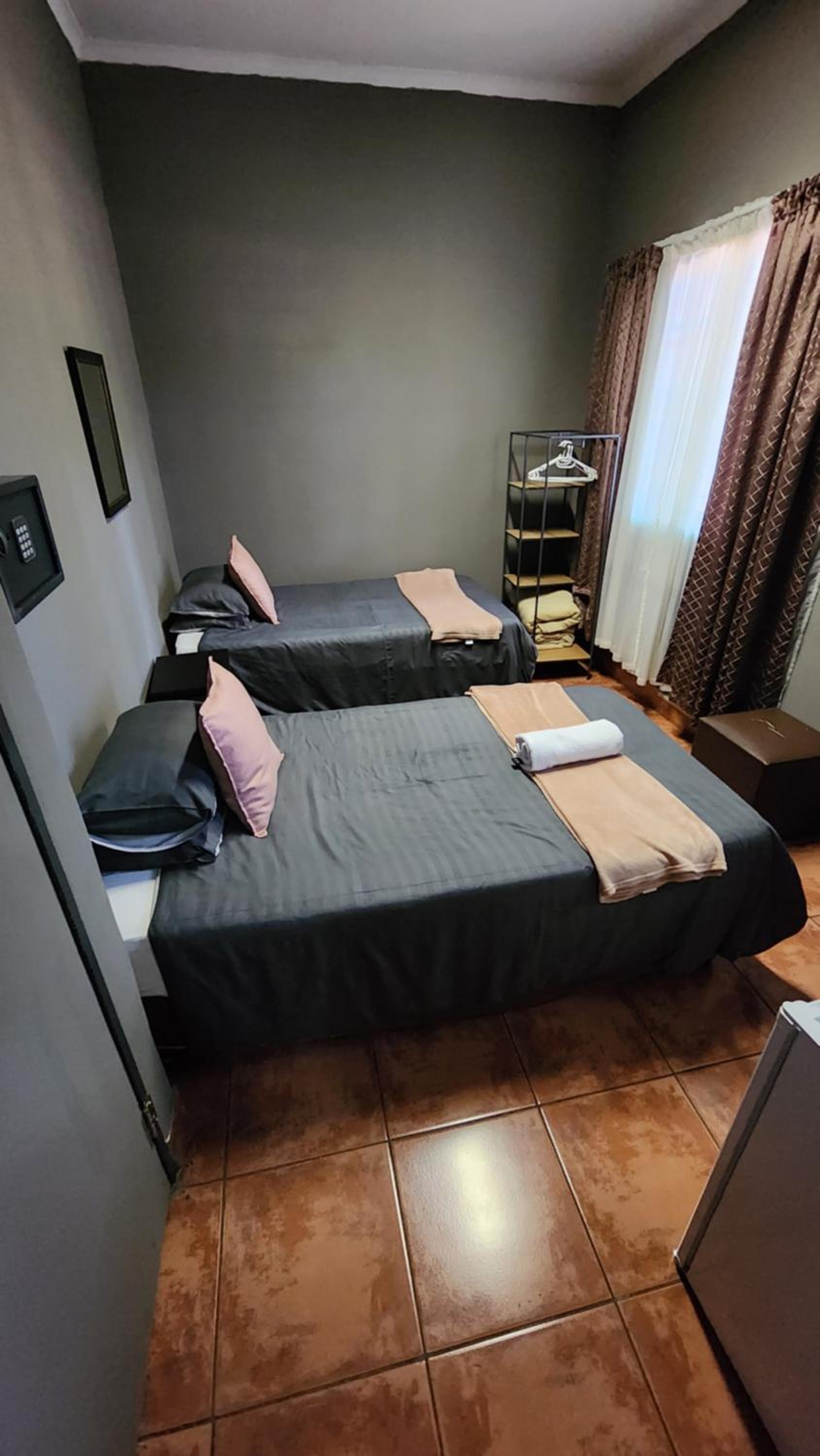 Twin Room with Shower photo 2