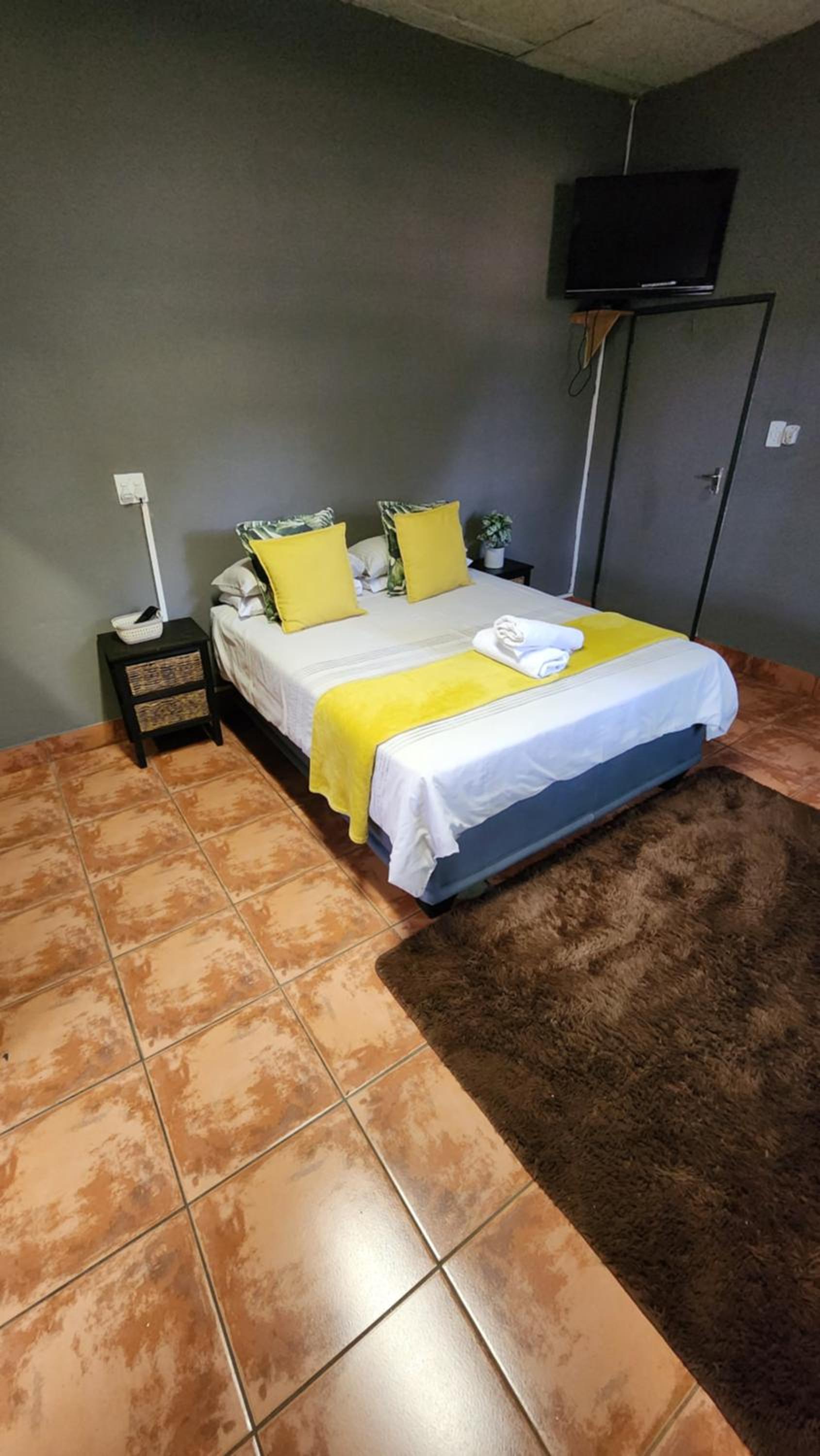 Twin Room with Bathroom photo 1