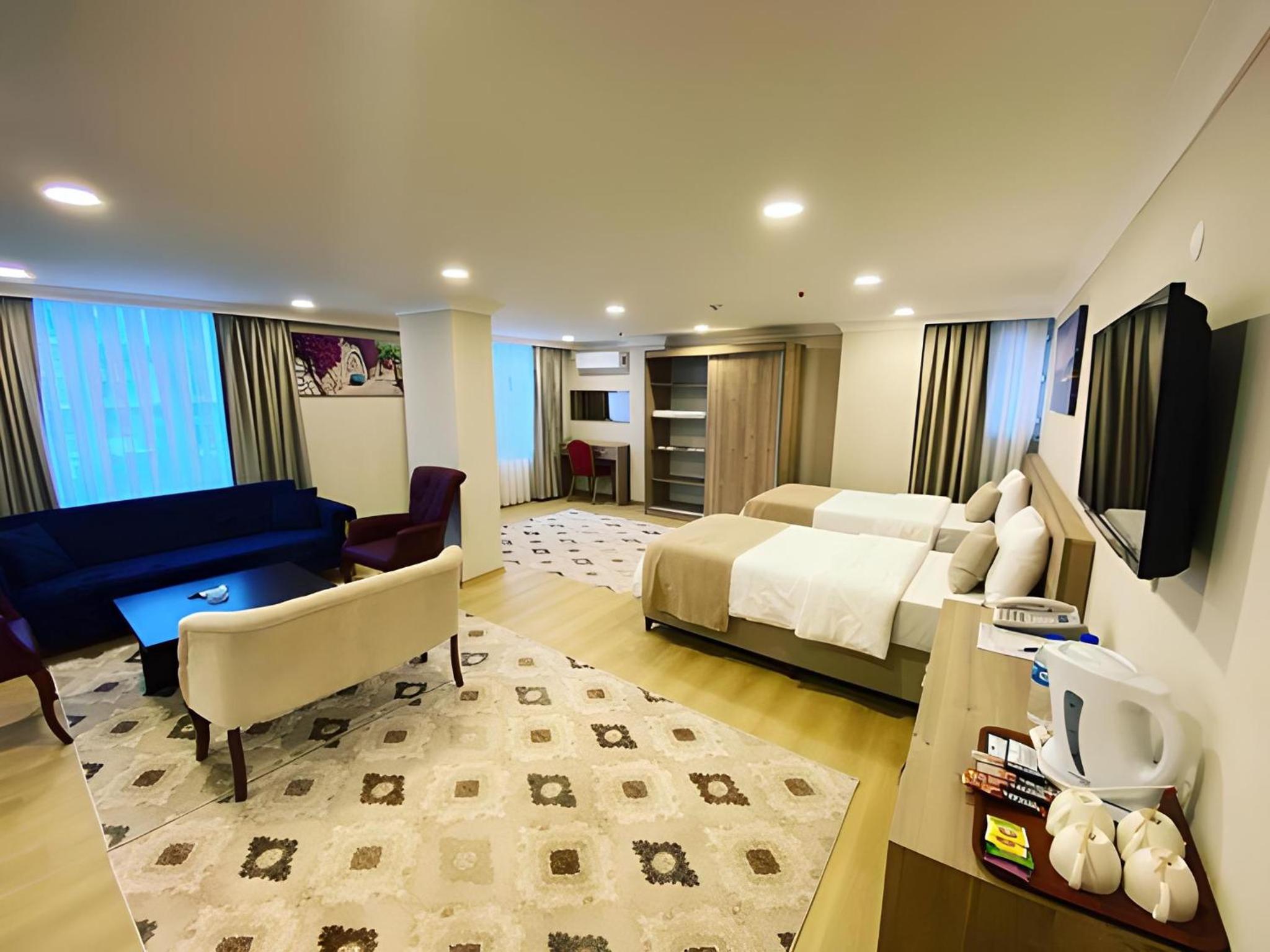 Deluxe Queen Suite - Photo 1