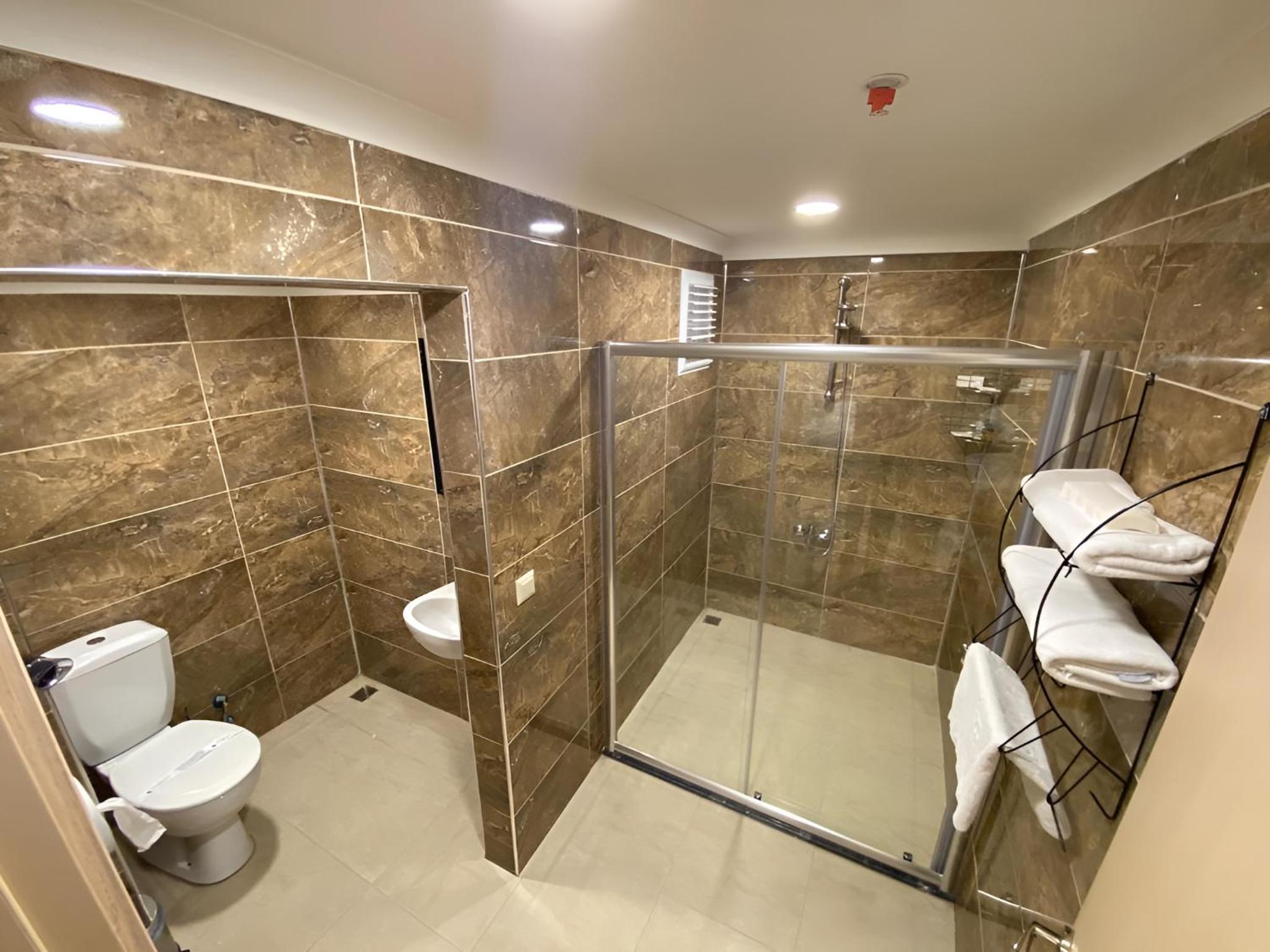 Deluxe Queen Suite - Photo 6