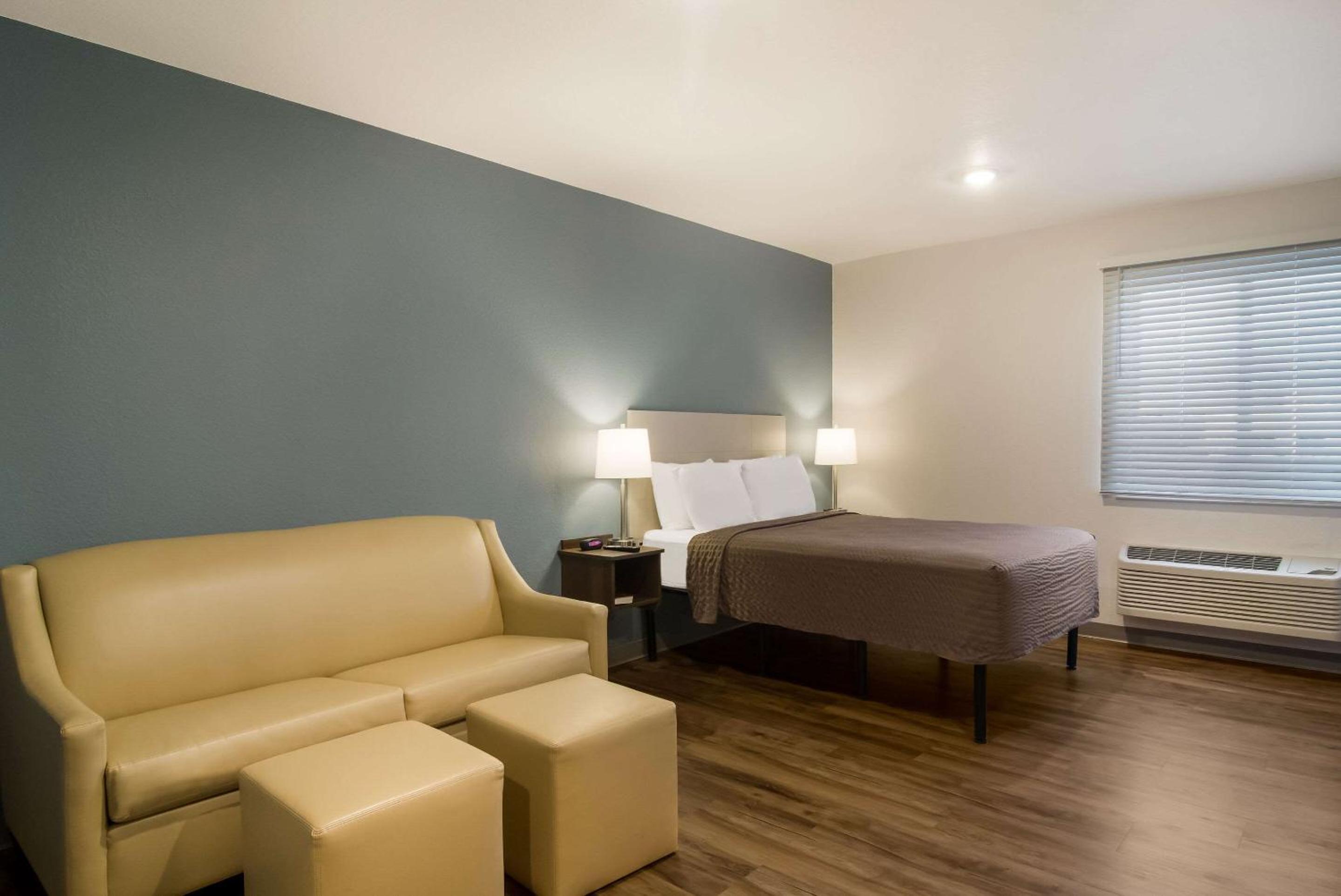 Queen Room with Accessible Tub and Sofa - Accessible/Non Smoking - Photo 4