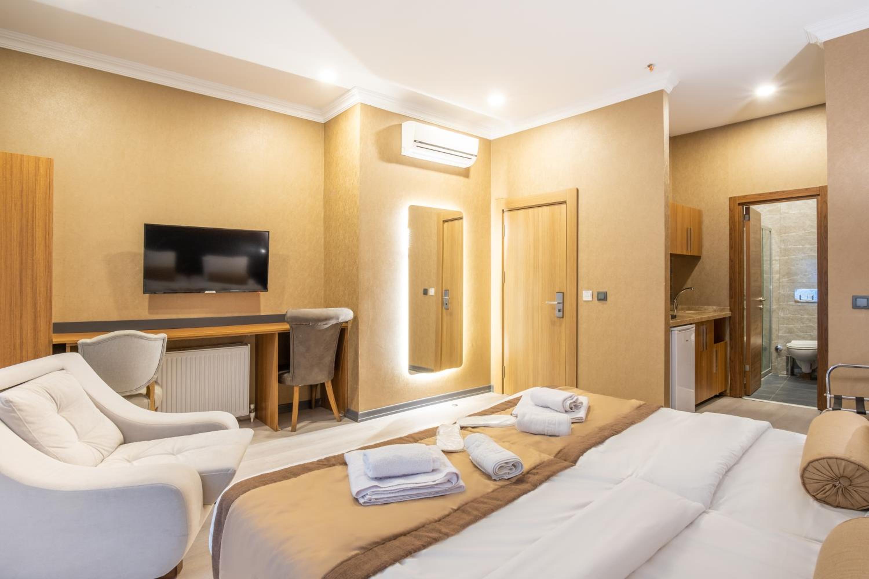 Deluxe King Room photo 1