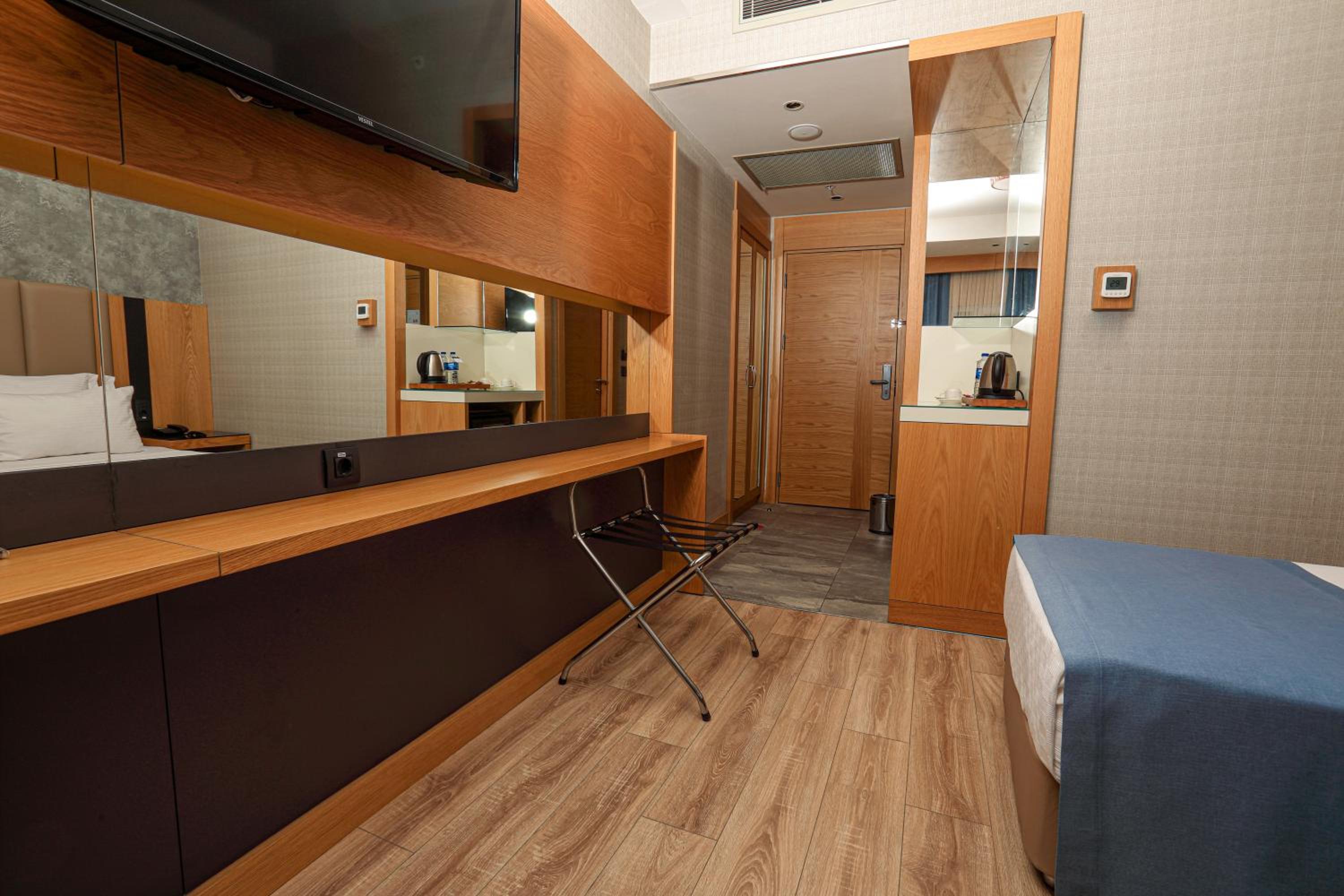 Standard Twin Room - Photo 3