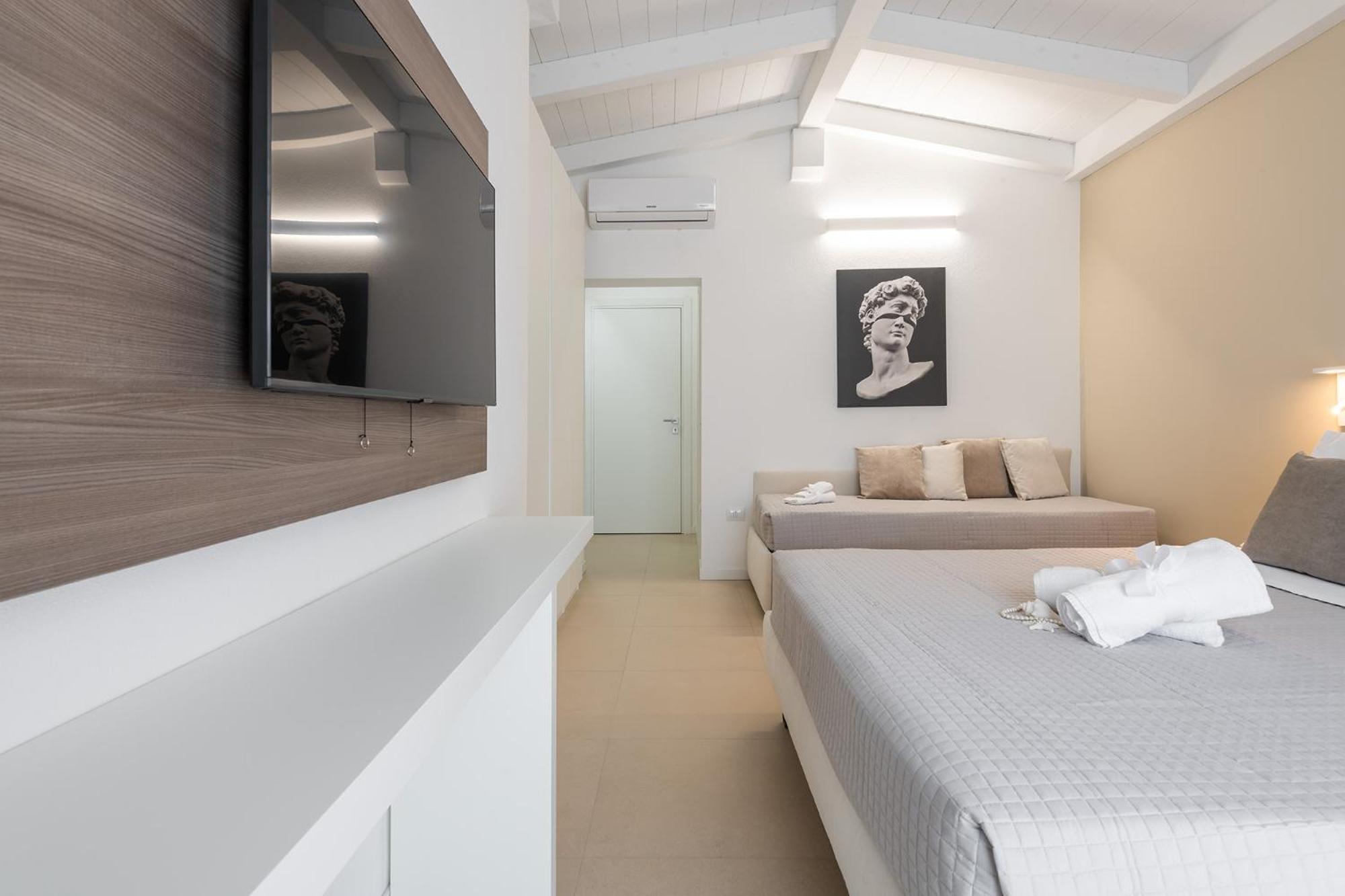 Quarto Triplo com Vista para a Piscina