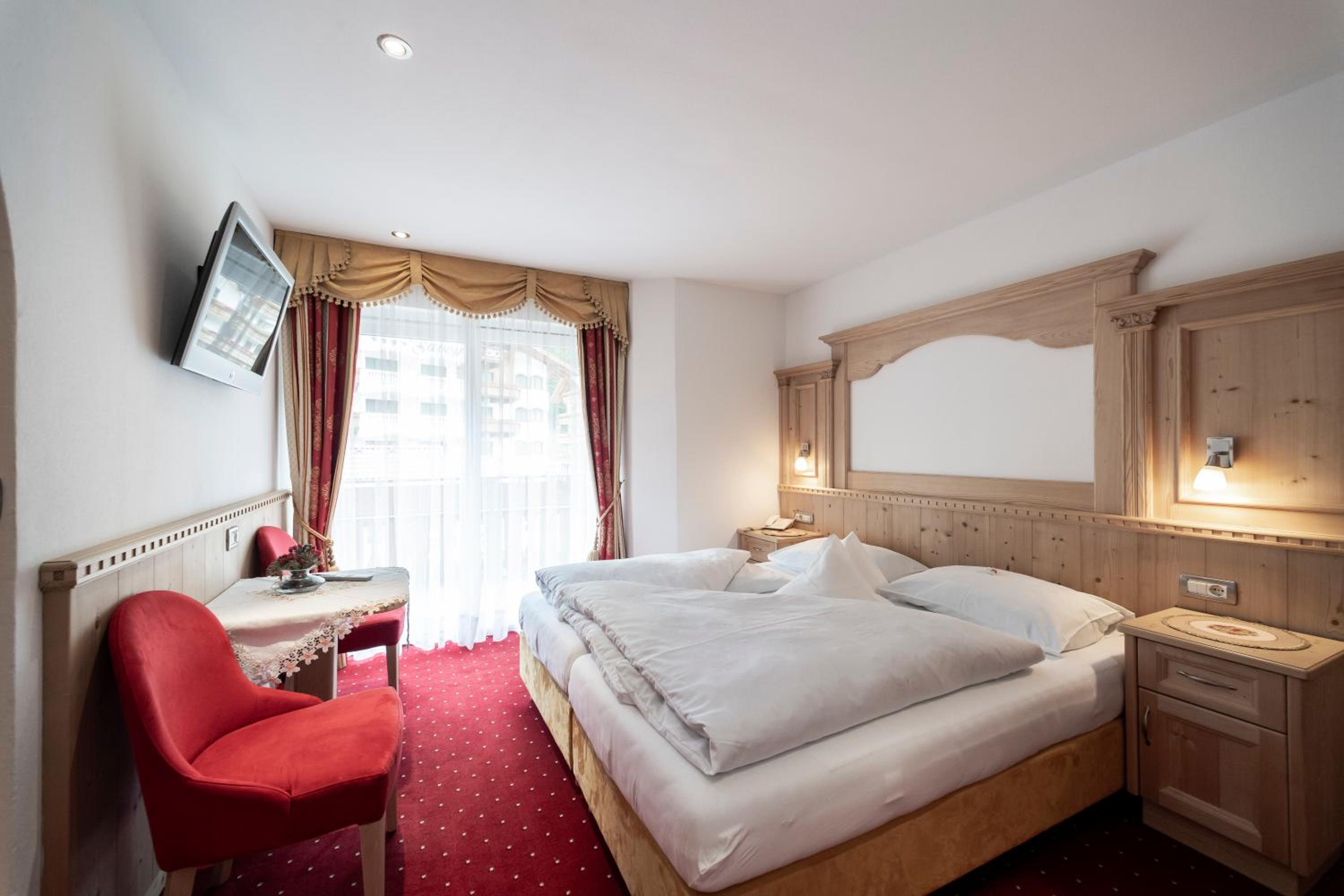 Standard Double or Twin Room with Balcony - Photo 1