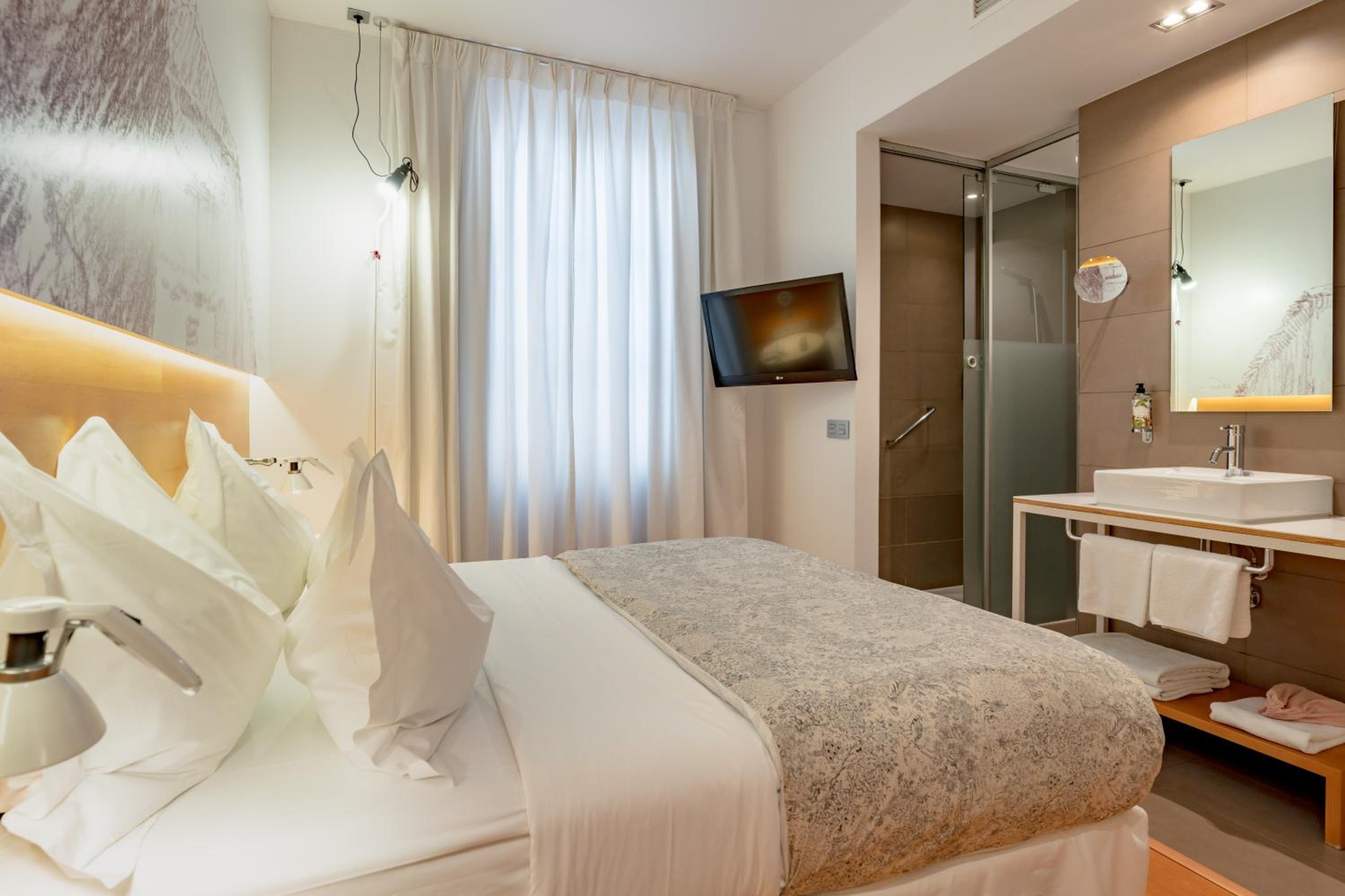 Deluxe Double or Twin Room - Photo 10