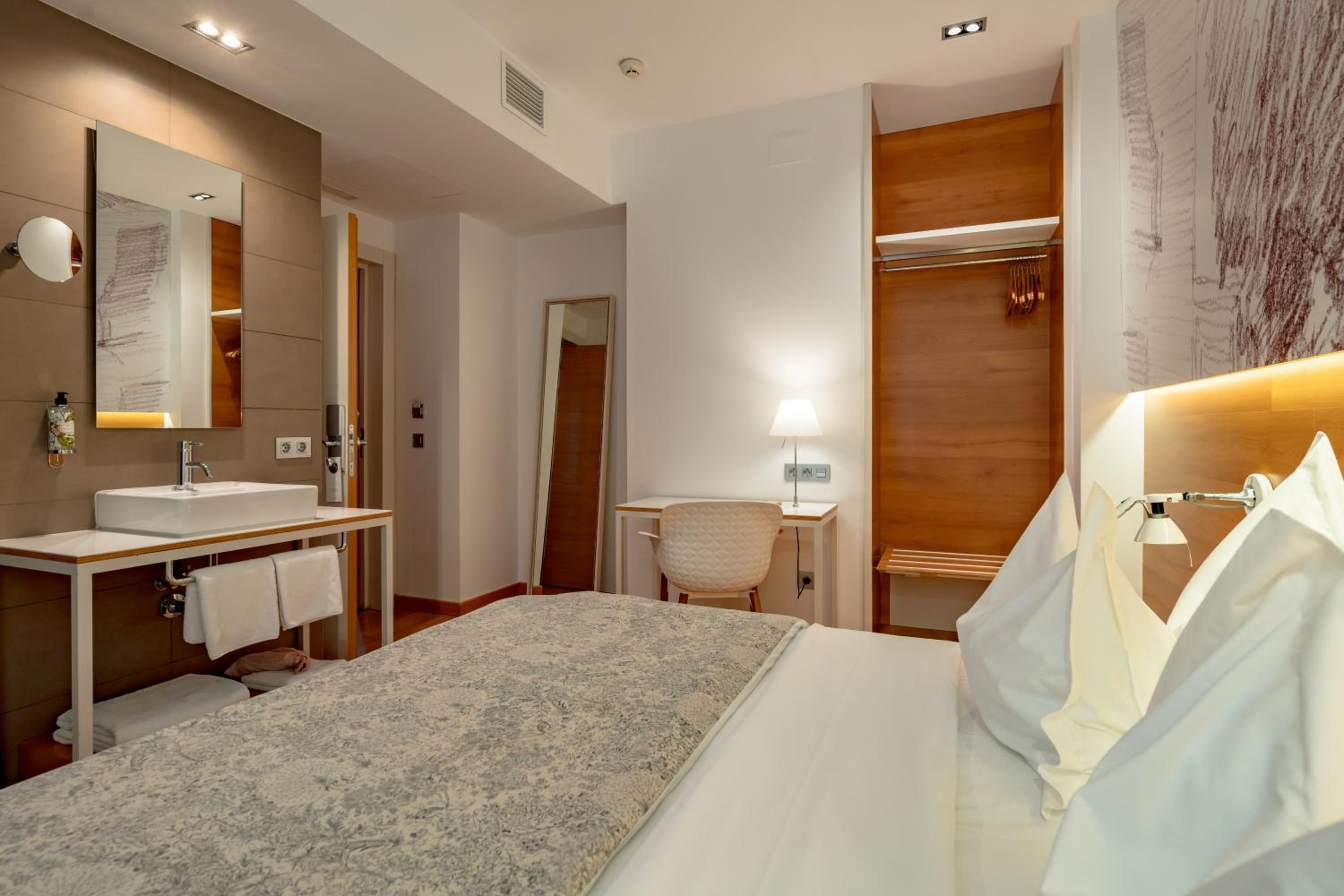 Deluxe Room for Single Use with executive breakfast photo 2
