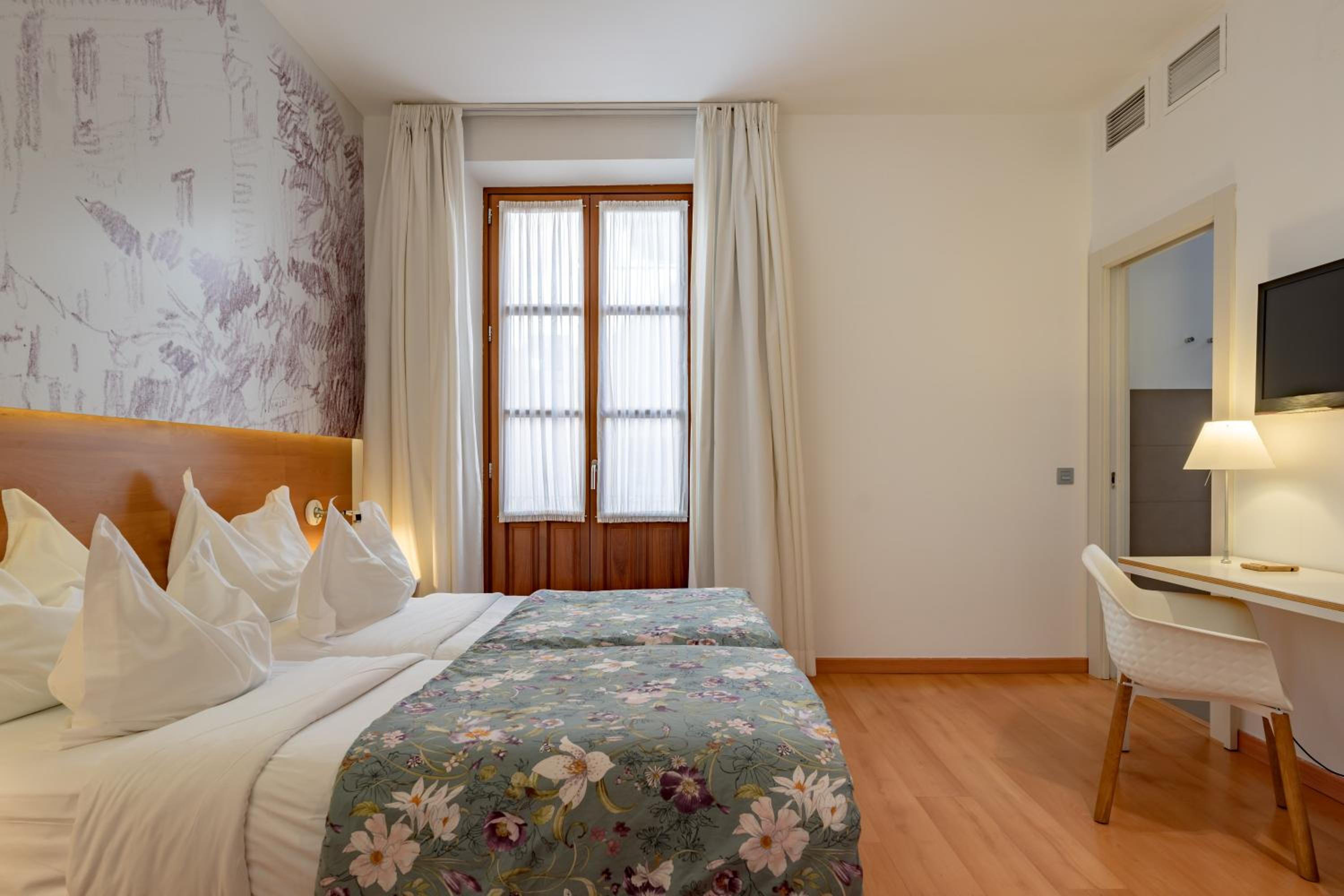 Deluxe Double or Twin Room - Photo 12