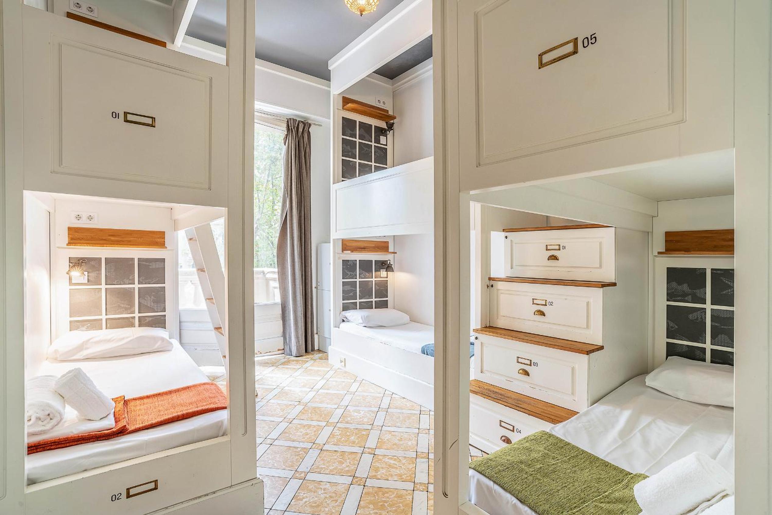 Cama en habitación compartida mixta de 6 camas con vista a la ciudad