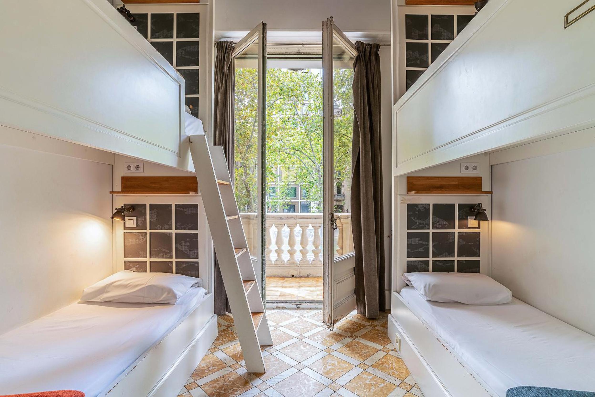 Bed in 6-Bed Female Dormitory Room photo 1