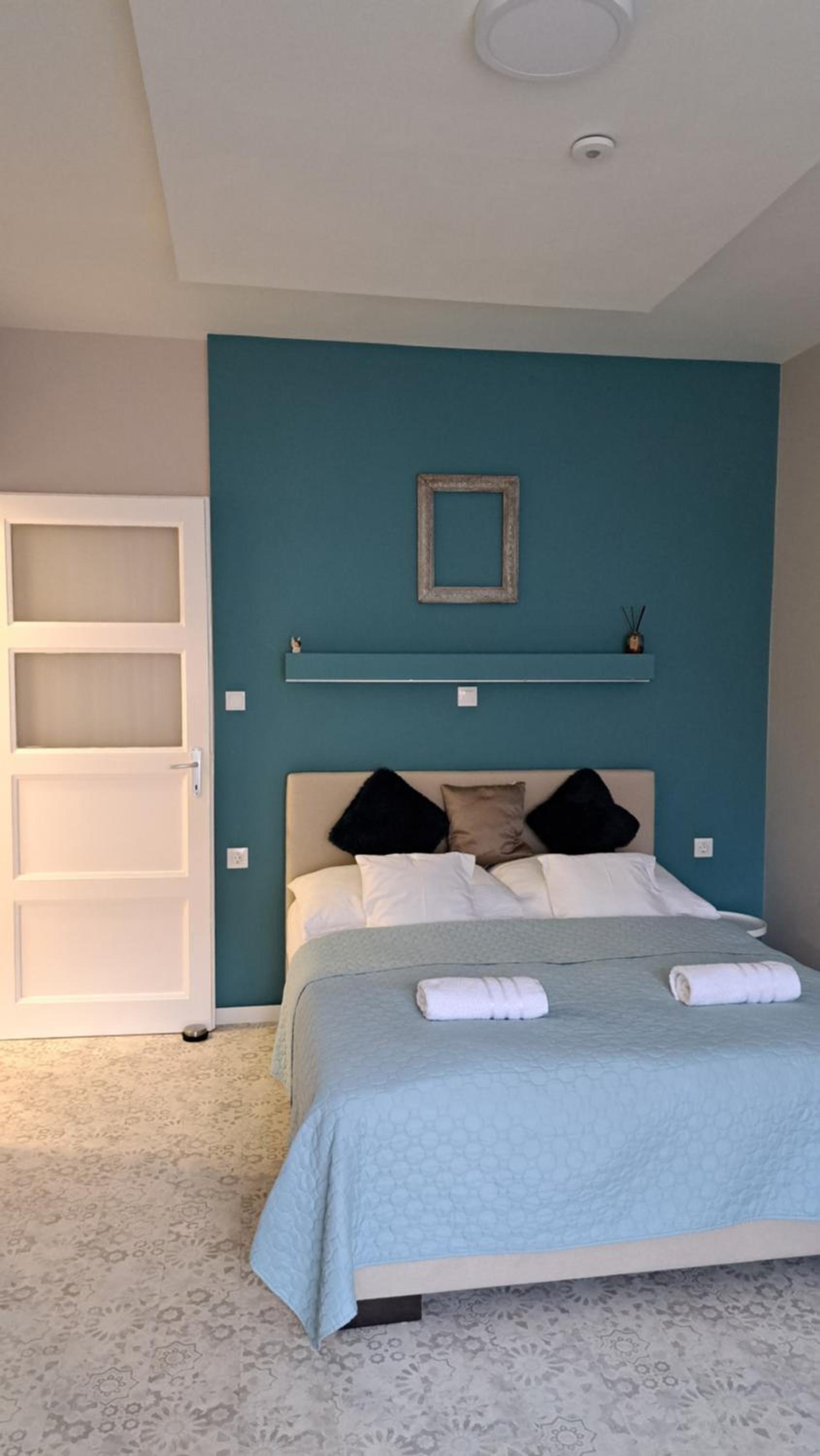 One-Bedroom Apartment - Photo 1