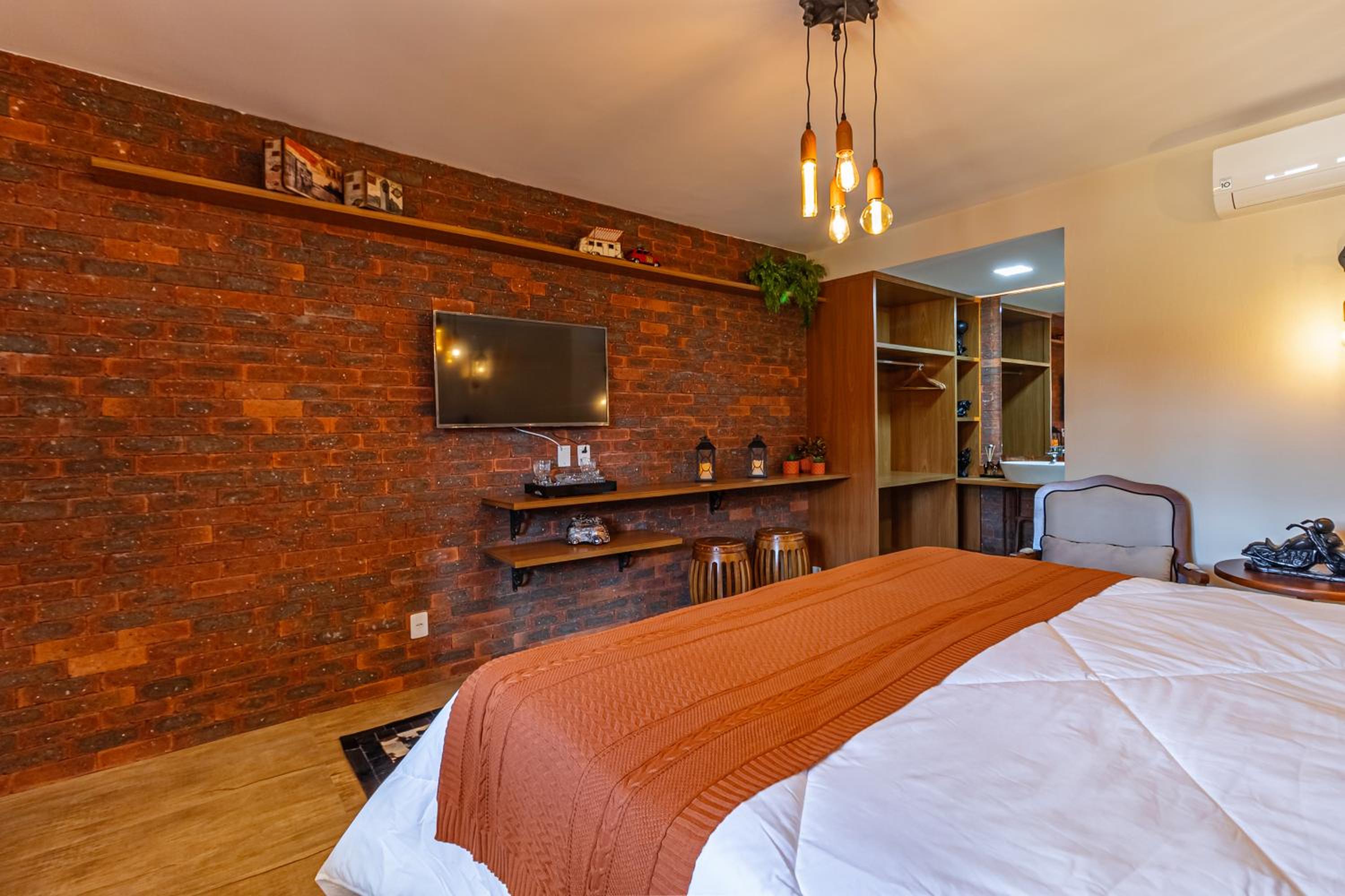 Queen Room photo 1