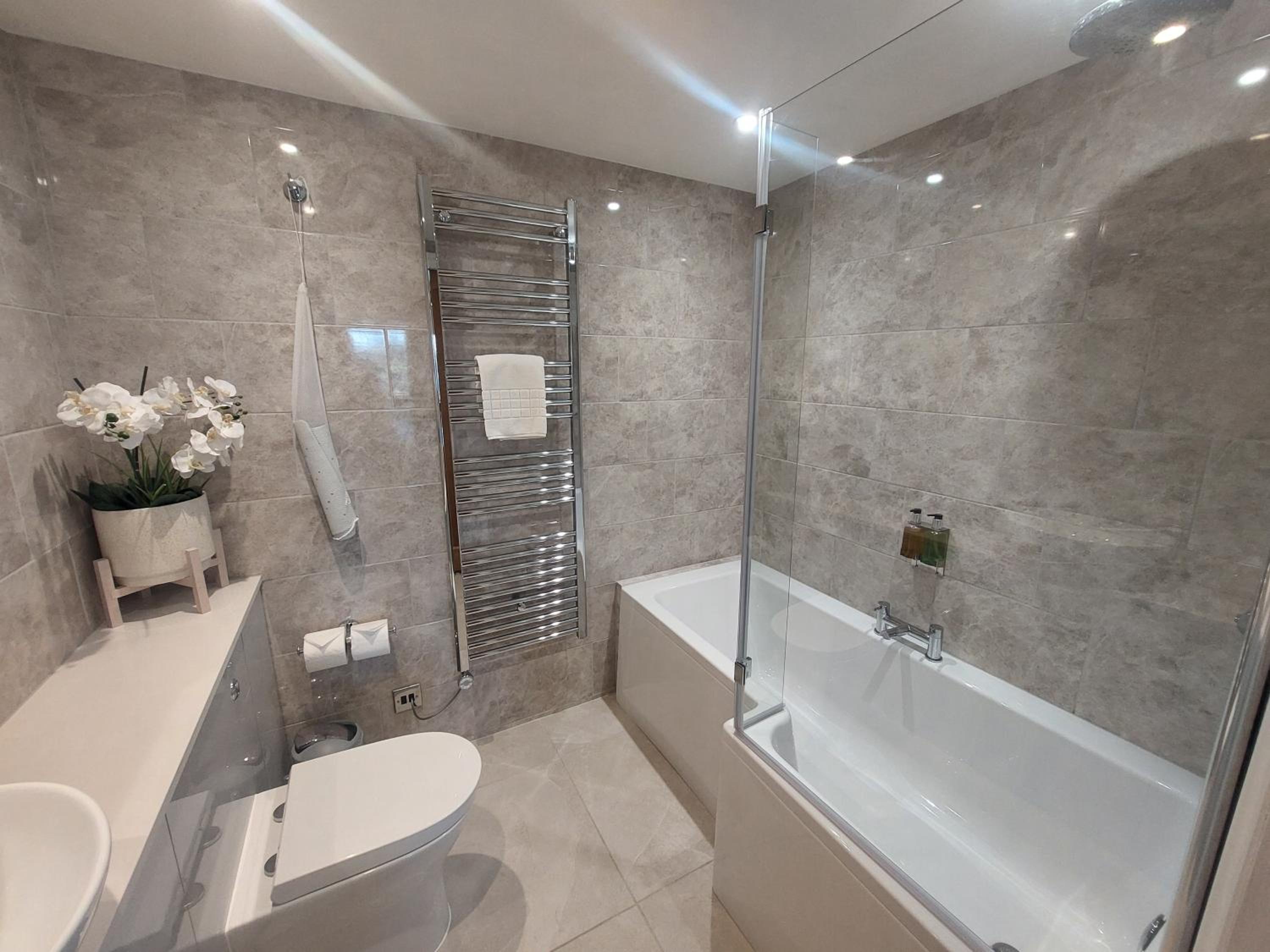 Standard King Room - Photo 8