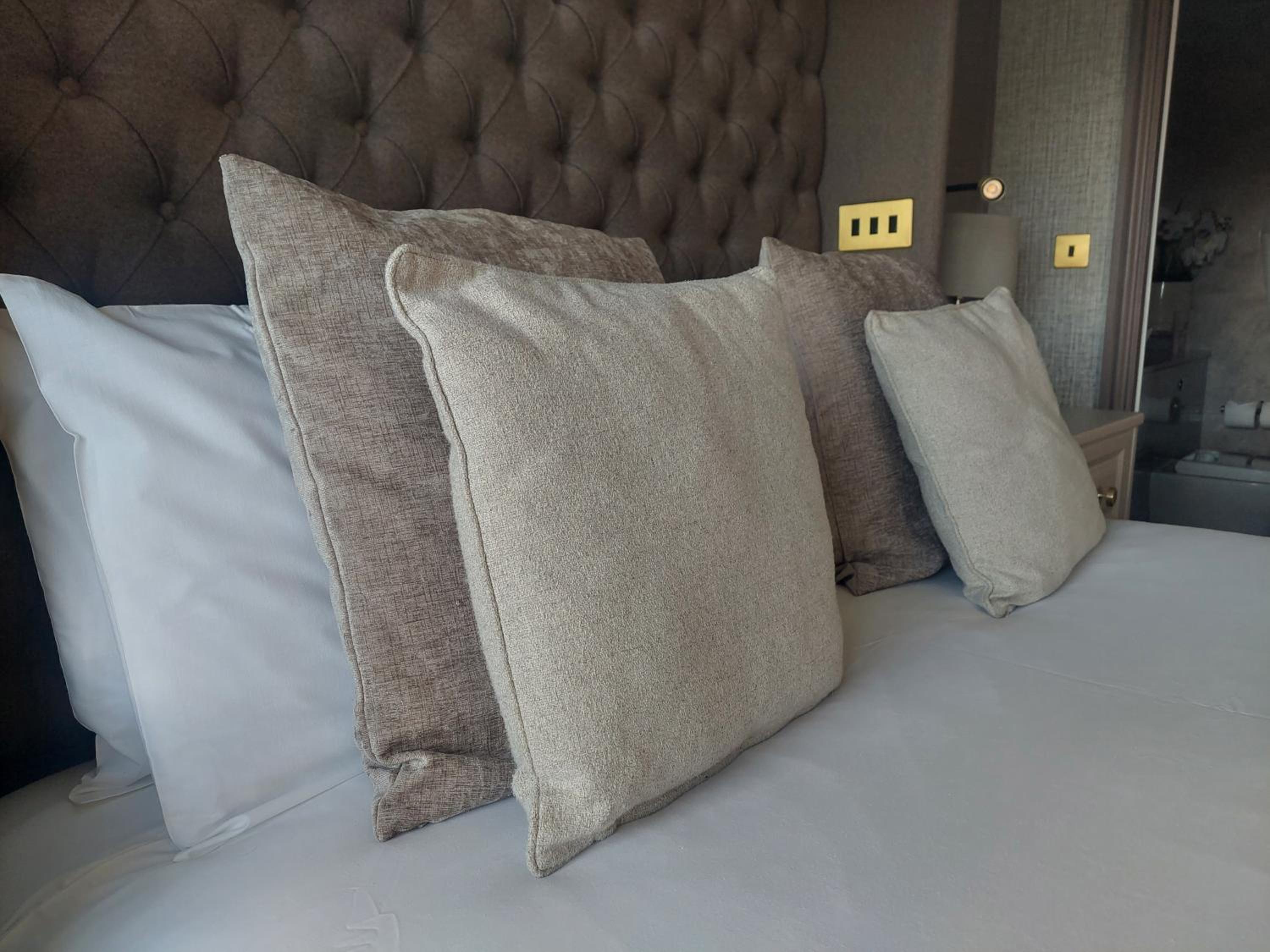 Standard King Room - Photo 11