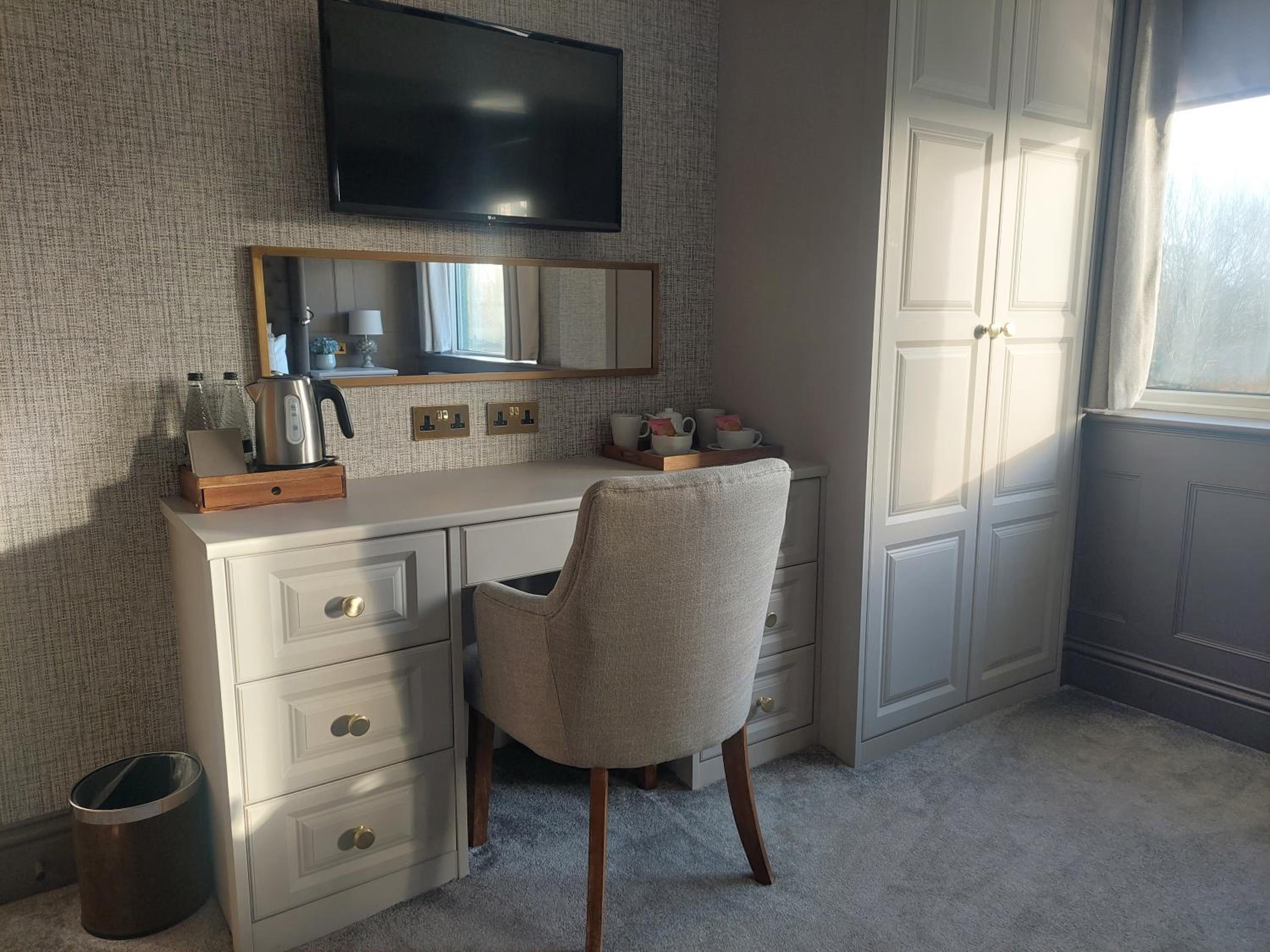 Standard King Room - Photo 10