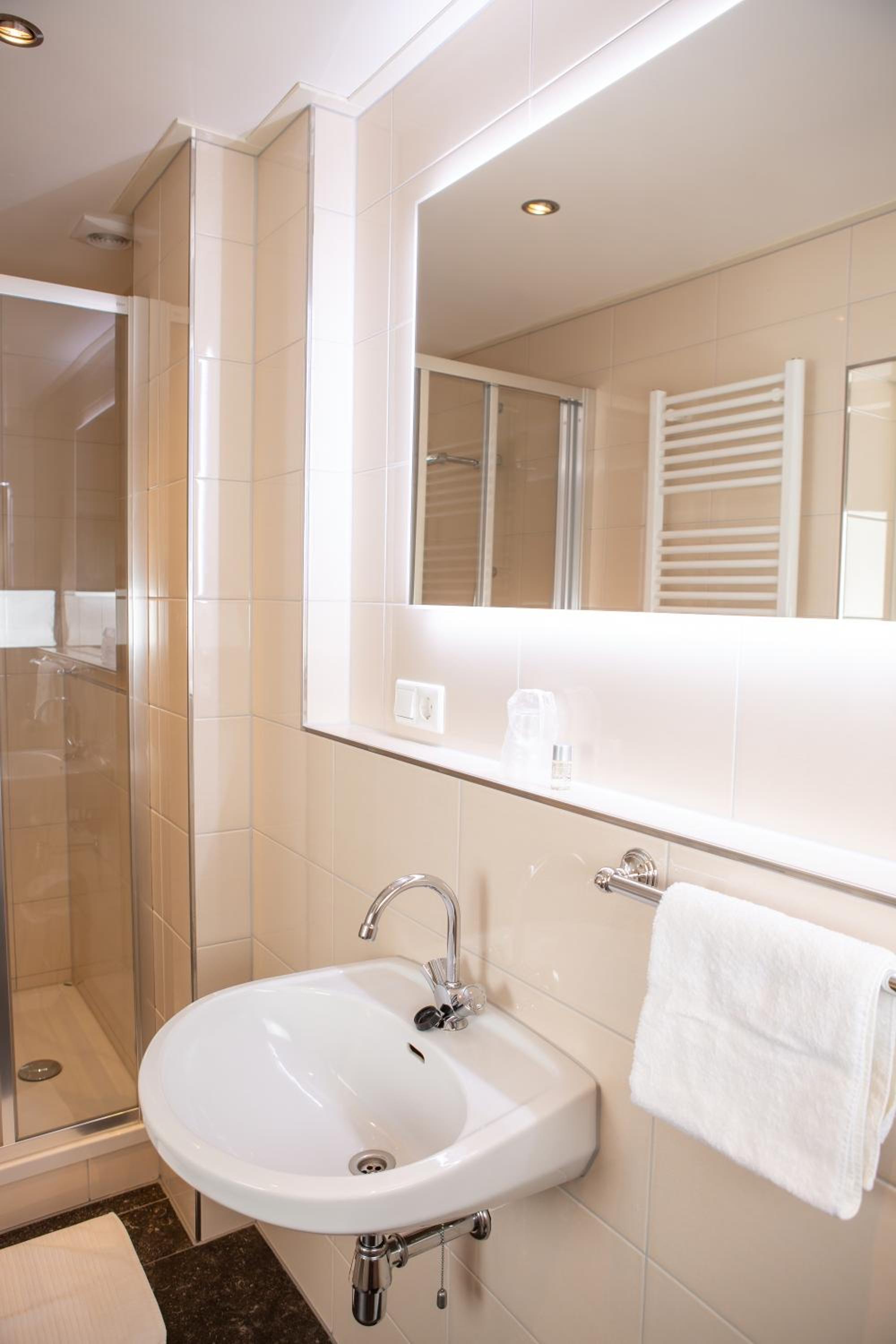 Twin Room with View - Photo 7