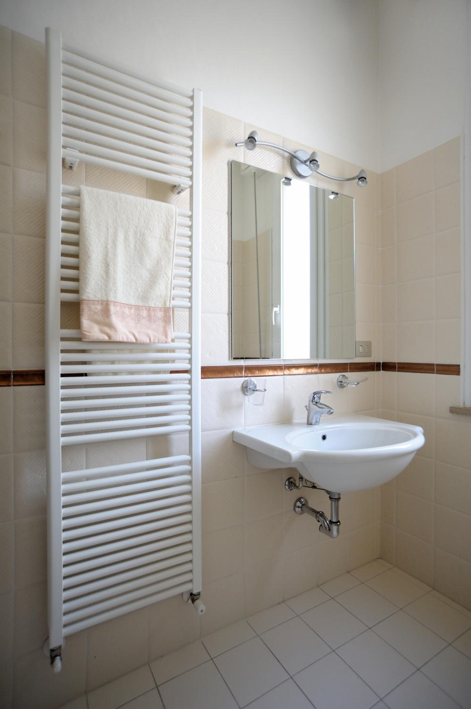 One-Bedroom Apartment - Photo 2