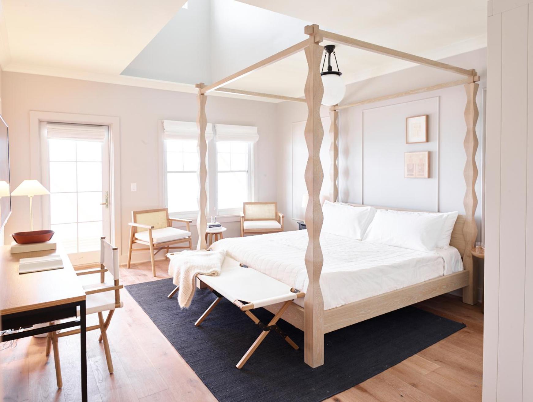 King Room with Balcony - Photo 6