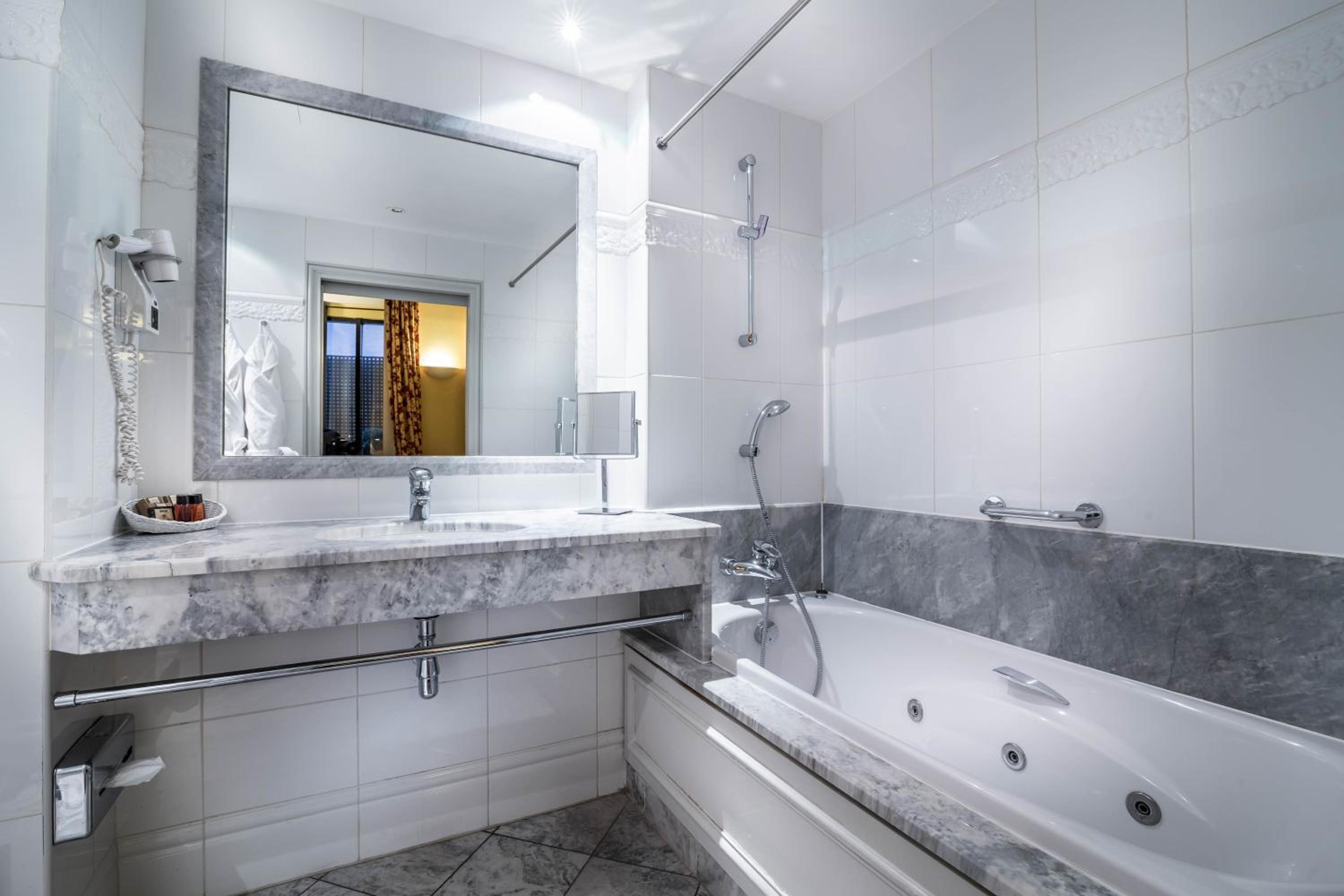 Junior Suite with Spa Access photo 1