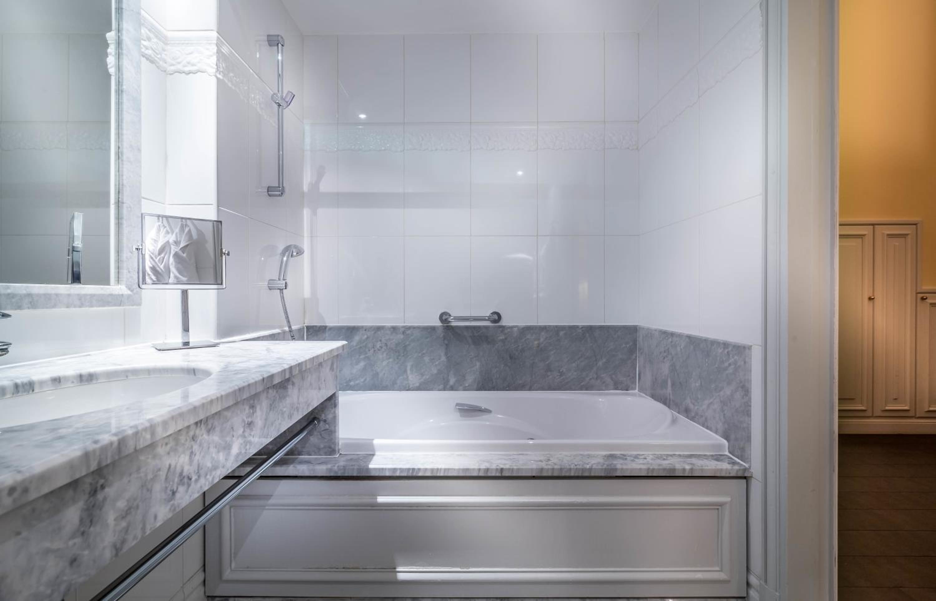 Junior Suite with Spa Access photo 3