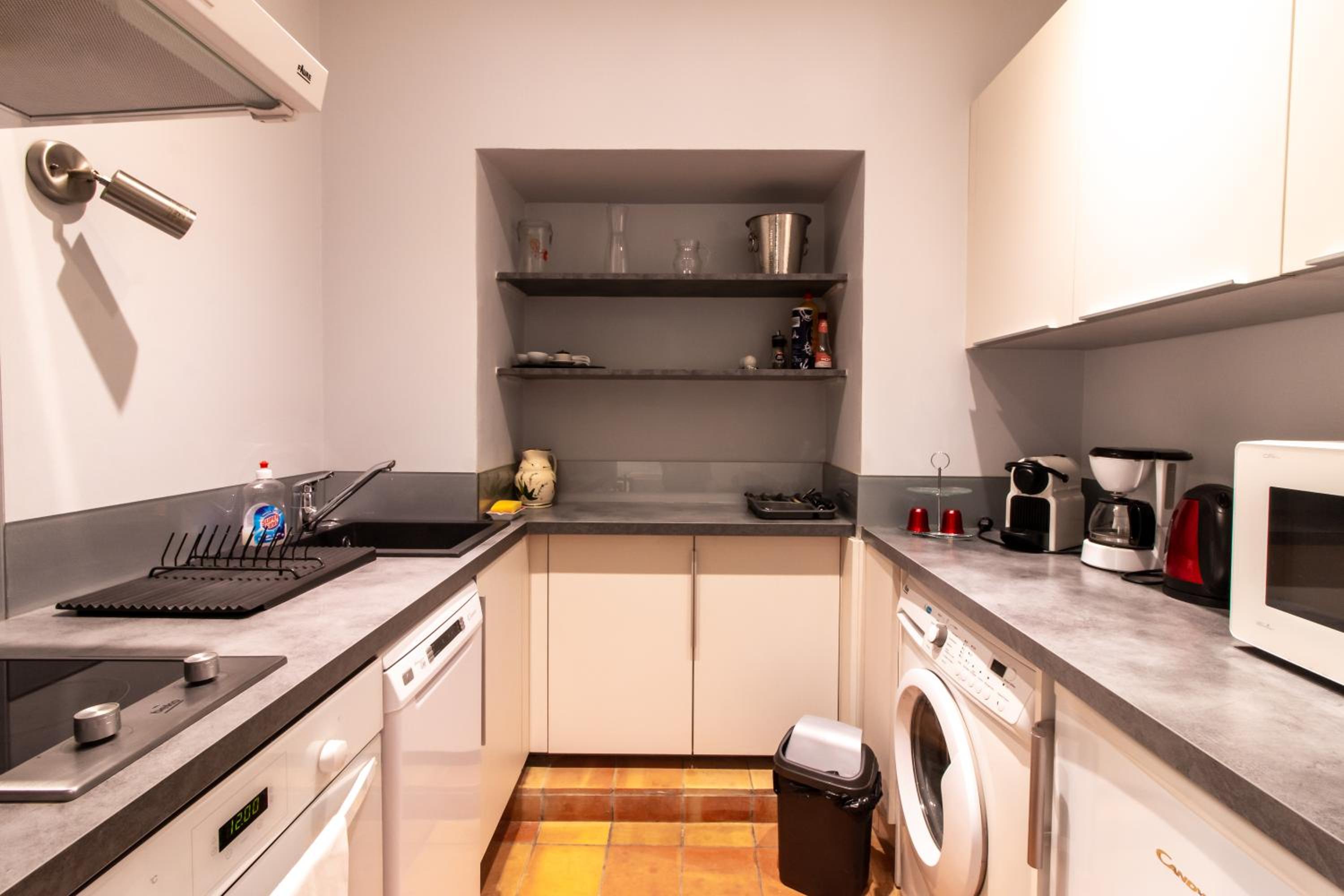 Apartment with Terrace - Photo 8
