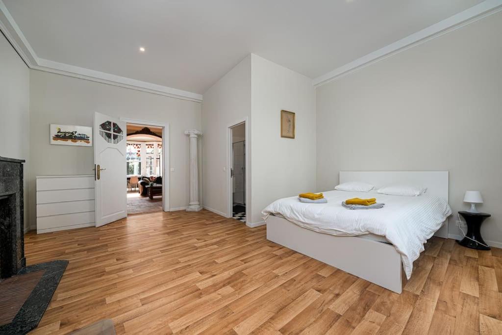 Three-Bedroom Apartment photo 2