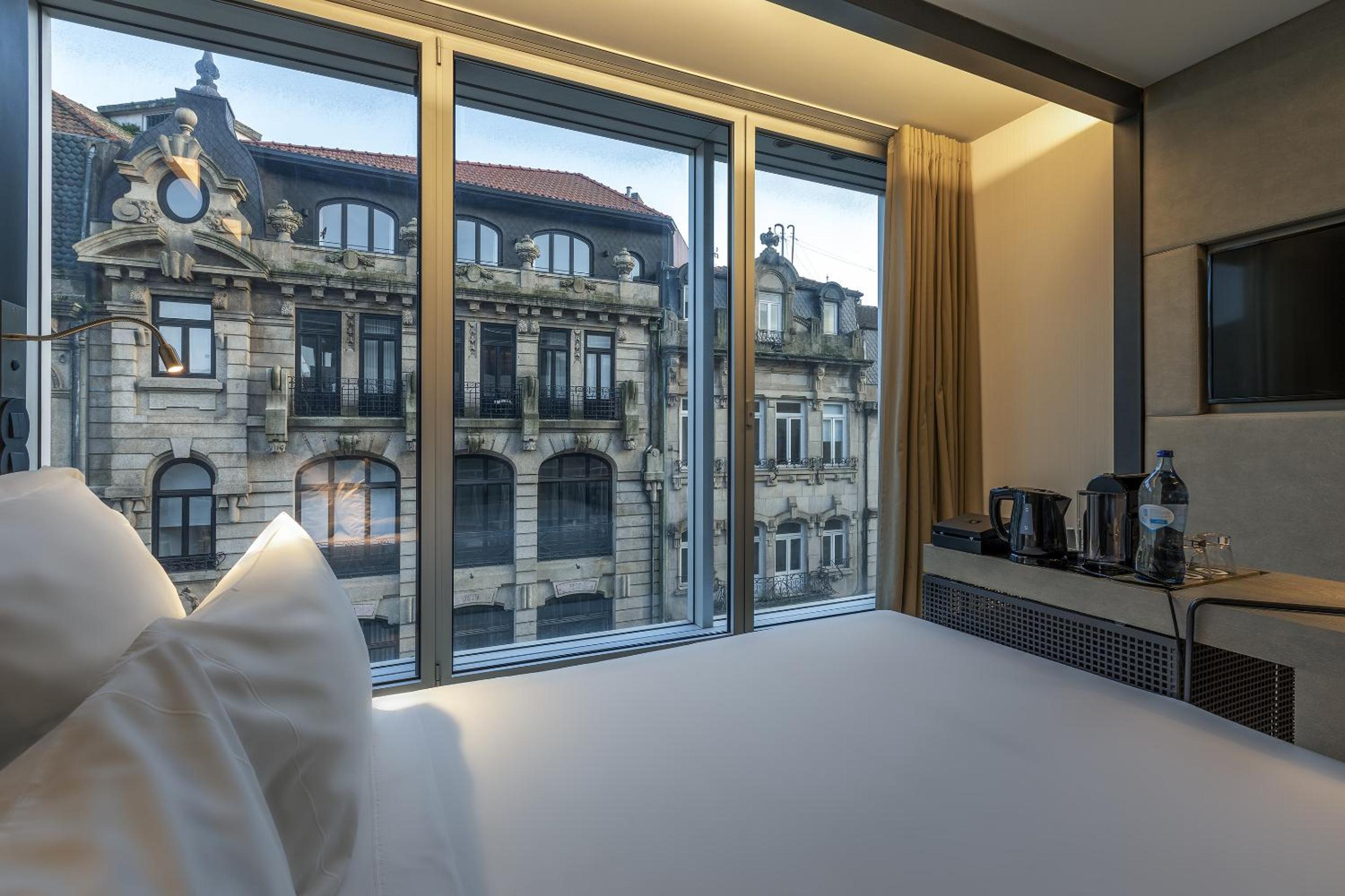 Double Room with City View thumbnail 6