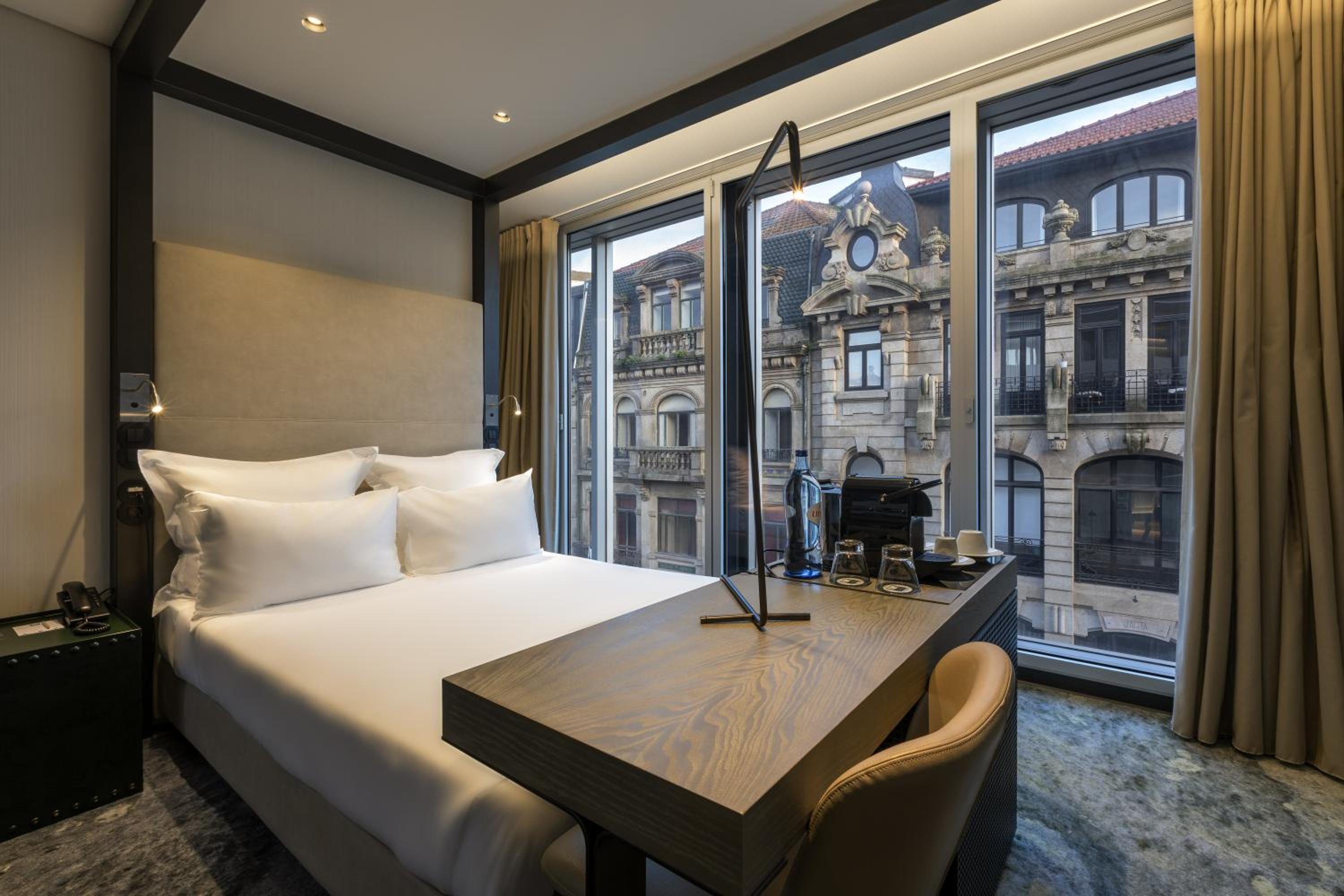 Double Room with City View thumbnail 6