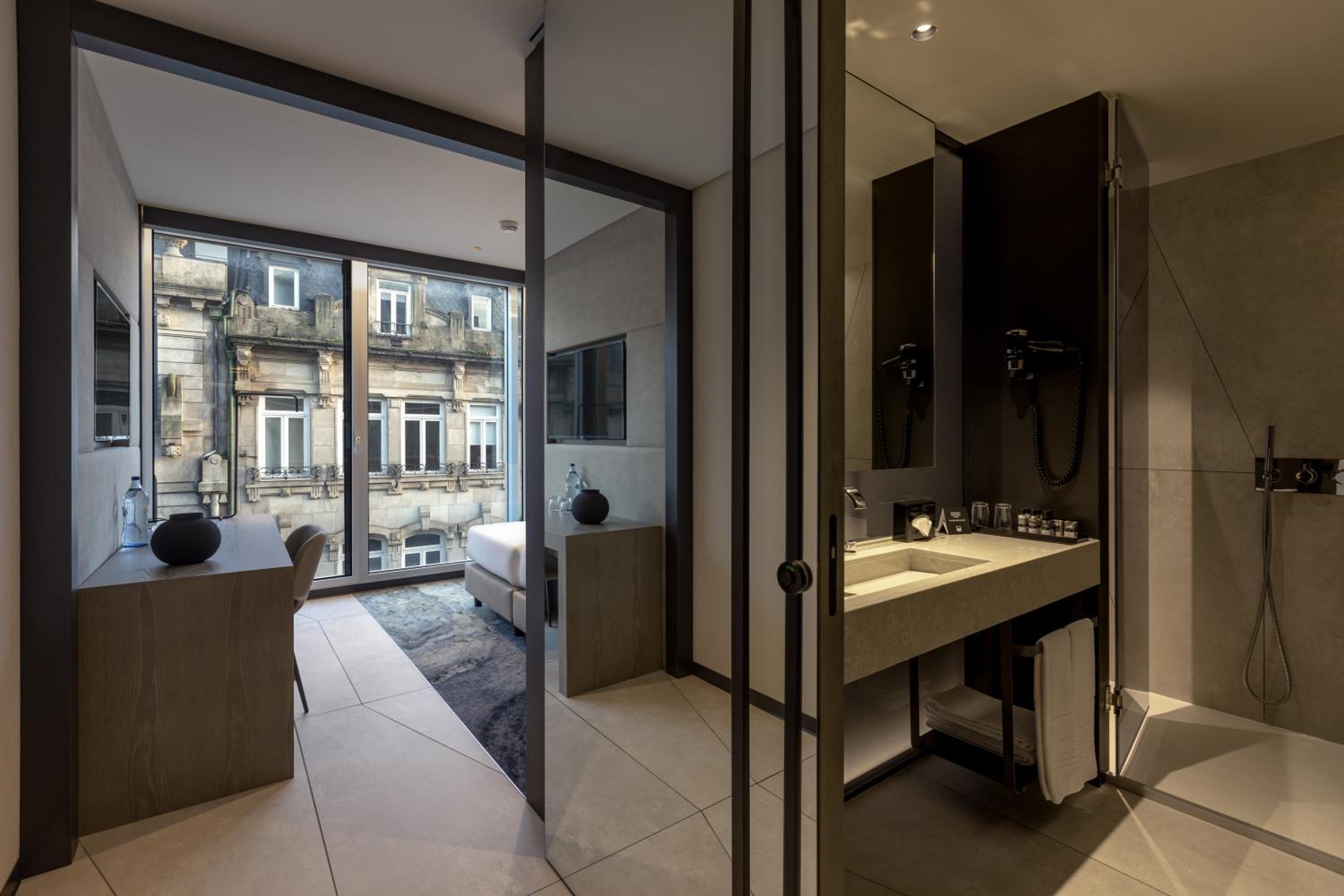 Available room thumbnail 6