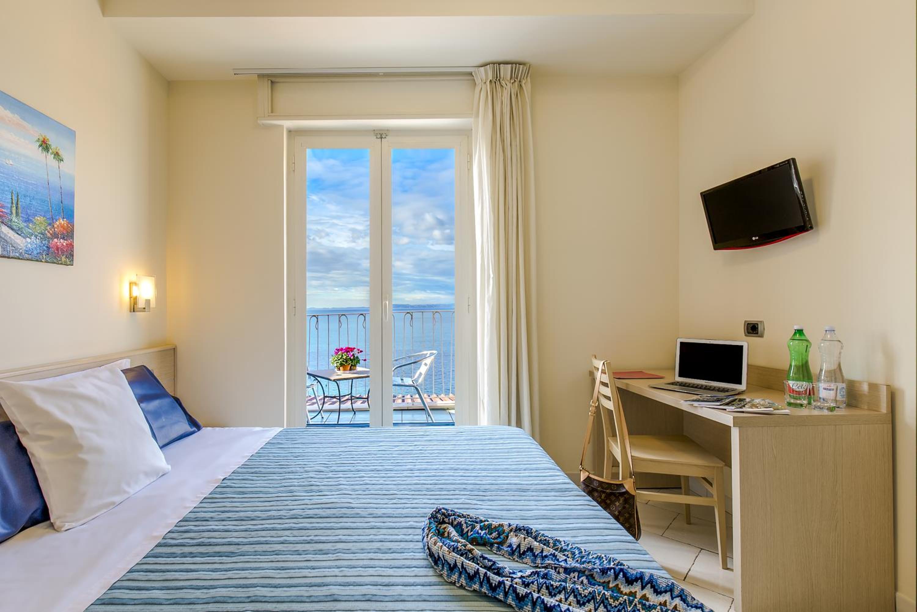 Double or Twin Room with Sea View - Photo 1