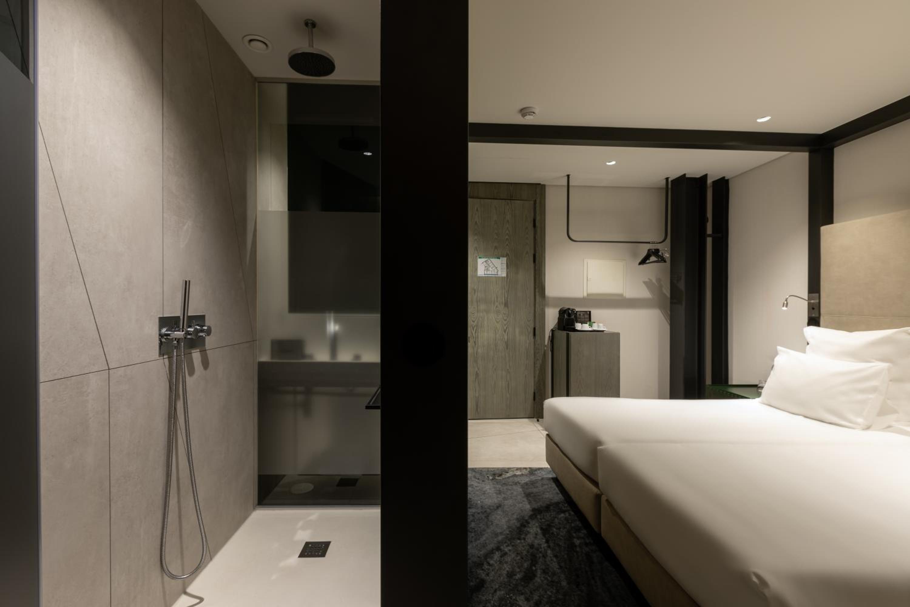 Deluxe Twin Room thumbnail 5