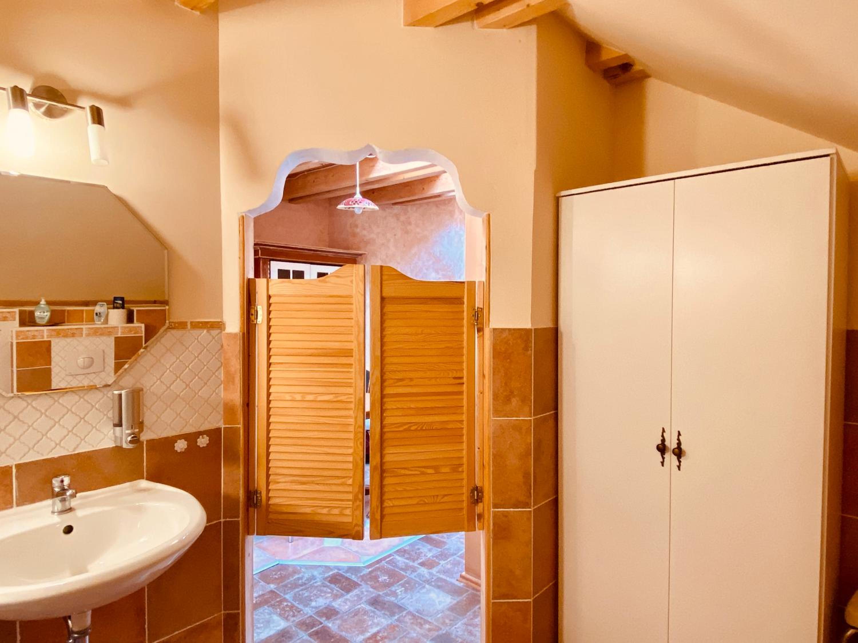 Family Suite with Balcony - Photo 12