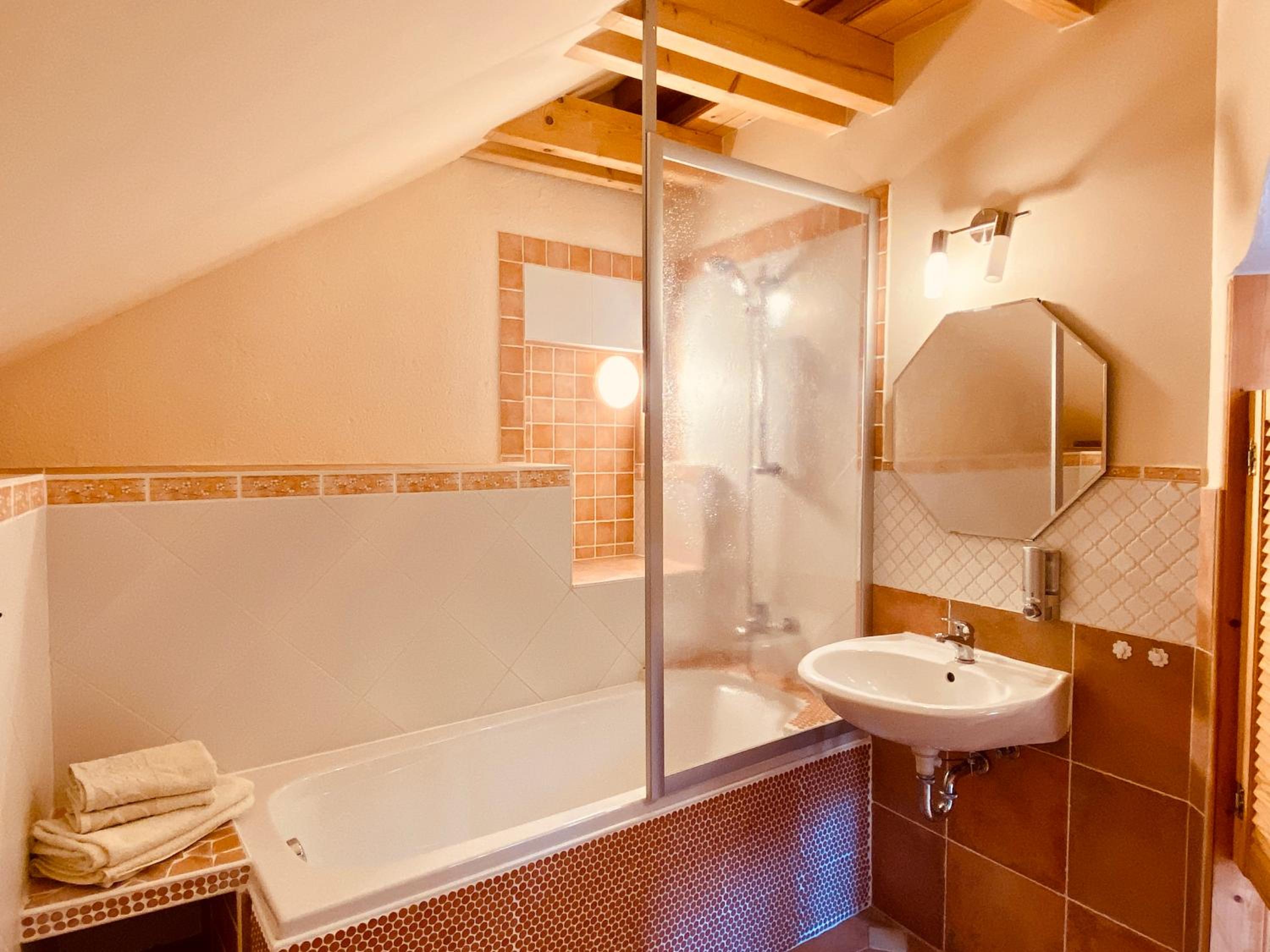 Family Suite with Balcony - Photo 9