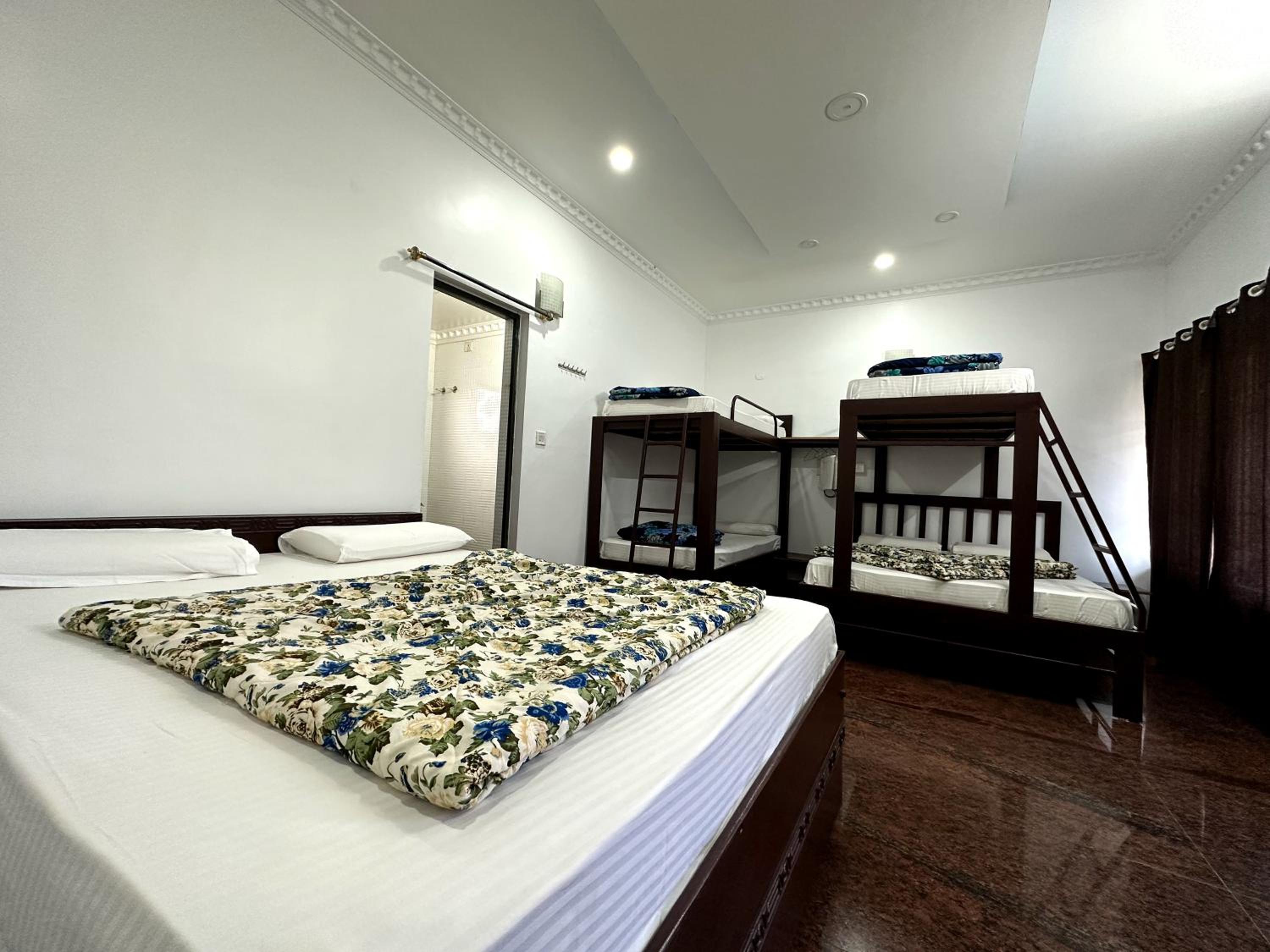 6-Bed Mixed Dormitory Room photo 1