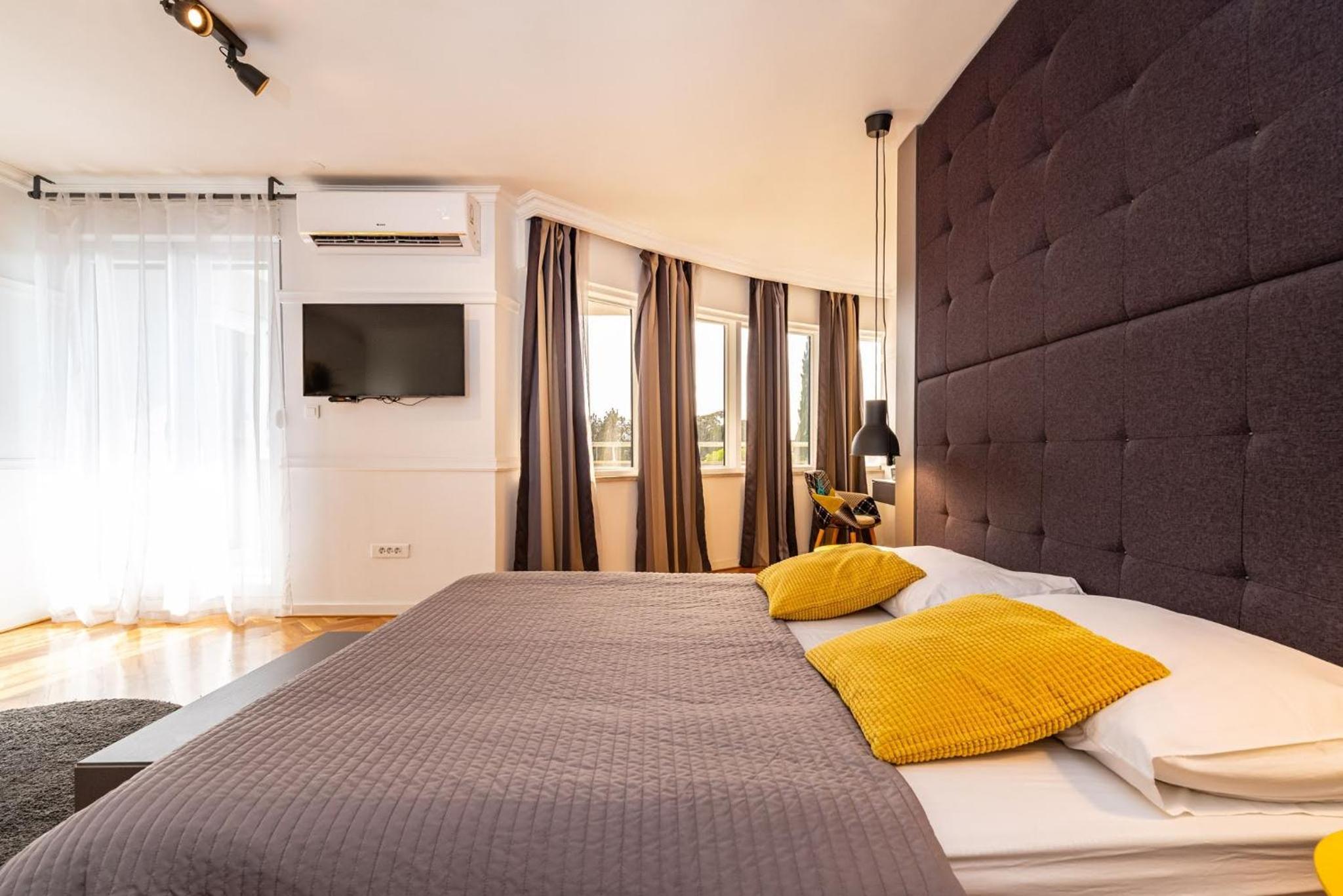 Apartment with Terrace - Photo 1