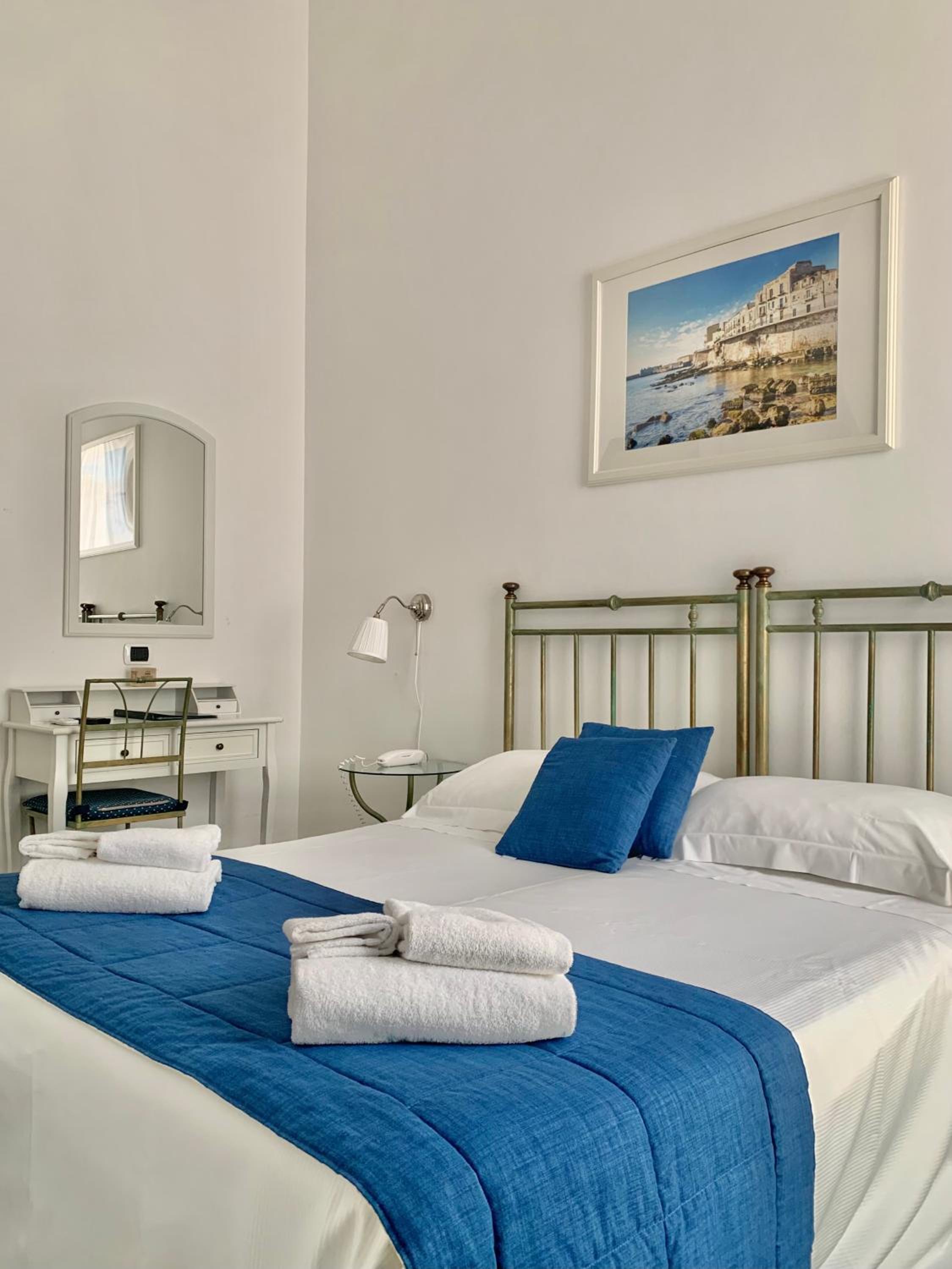 Double or Twin Room with Balcony - Photo 2