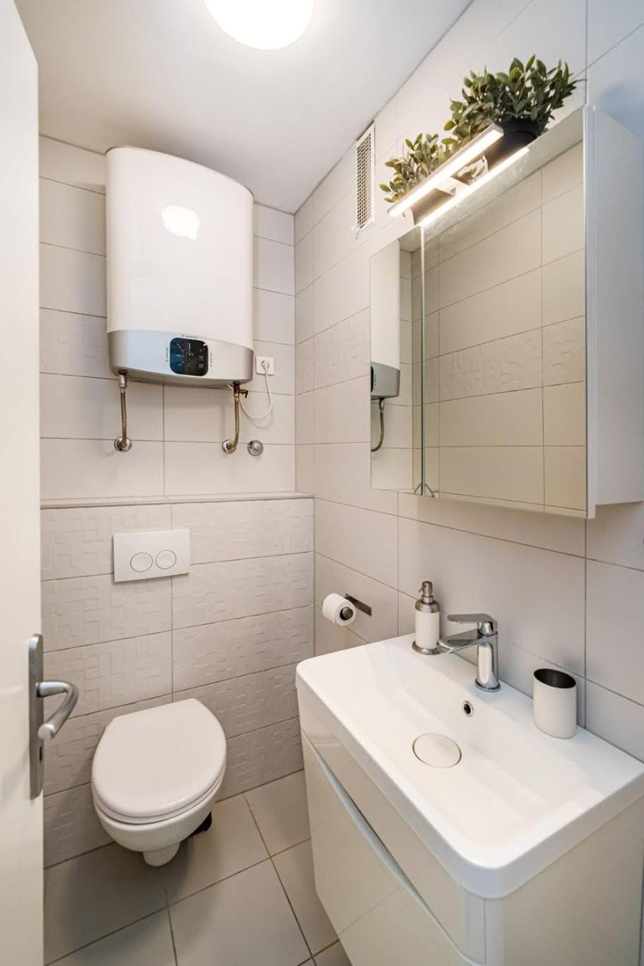 Apartment with Terrace - Photo 9