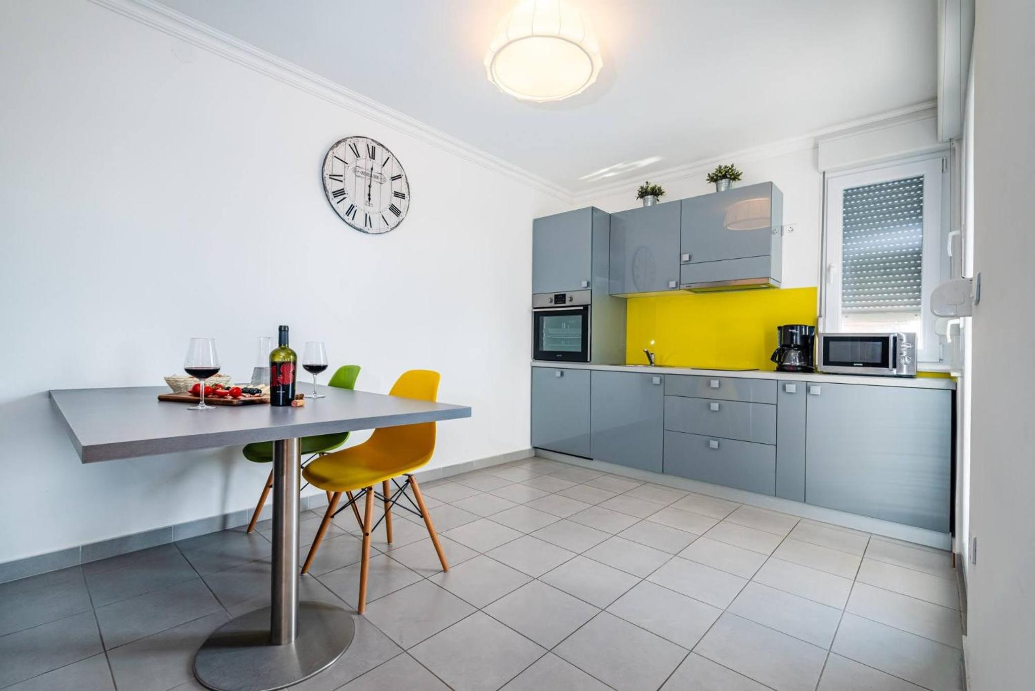 Apartment with Terrace - Photo 11