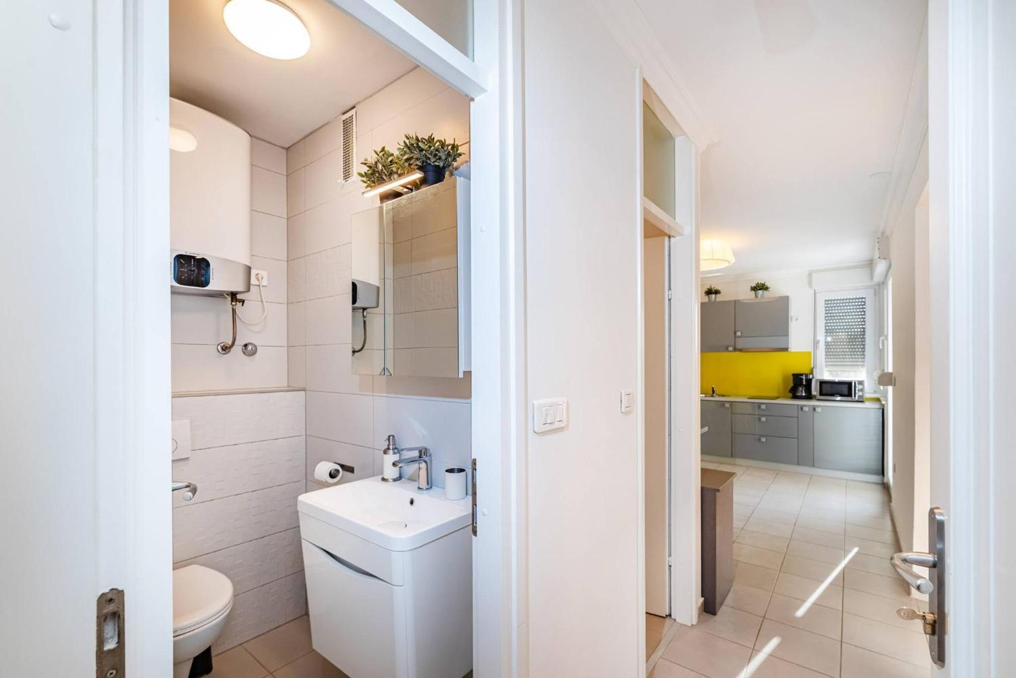 Apartment with Terrace - Photo 12