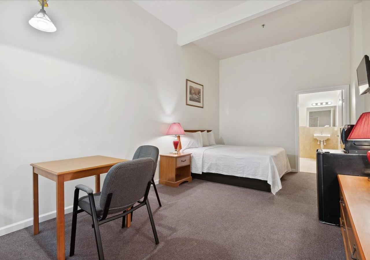 Queen Room - Disability Access photo 2